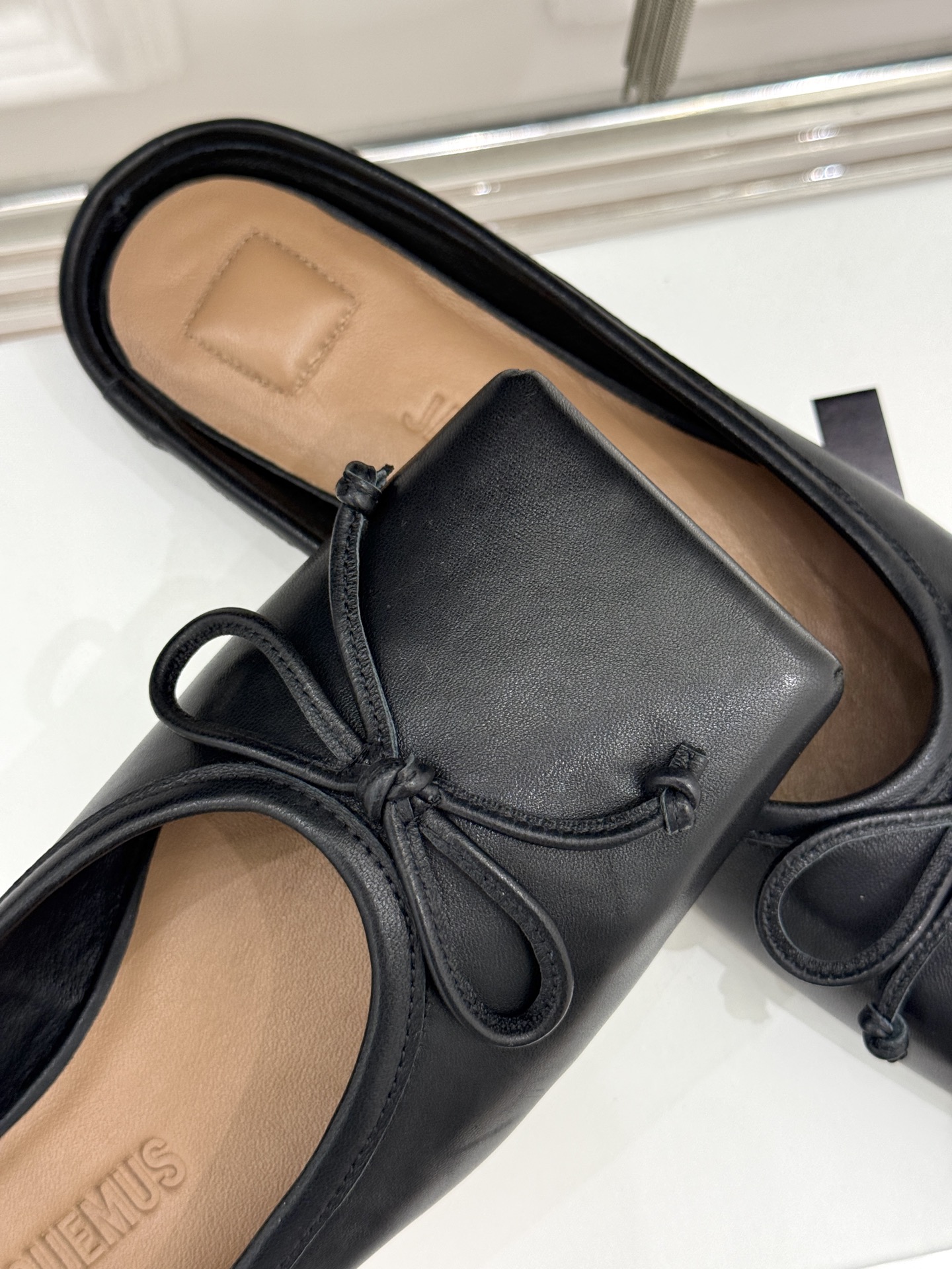 
jacquemus25ss春夏新款
大方头蝴蝶结穆勒半拖鞋
这款乐福鞋真的很耐看！
大方头设计 真的太