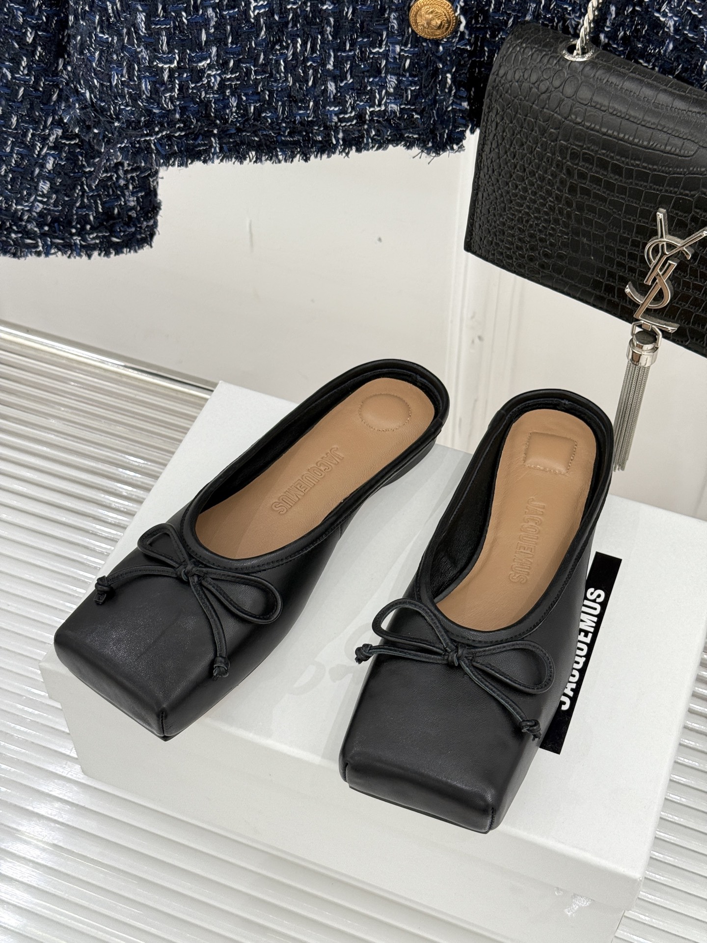 
jacquemus25ss春夏新款
大方头蝴蝶结穆勒半拖鞋
这款乐福鞋真的很耐看！
大方头设计 真的太
