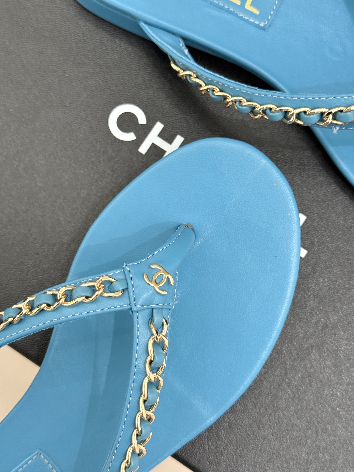 
CHANE* ｜小香经典新品
链条人字拖鞋‼️
这一系列这真的是绝了 
夏天真的是无敌搭配
鞋面进口牛