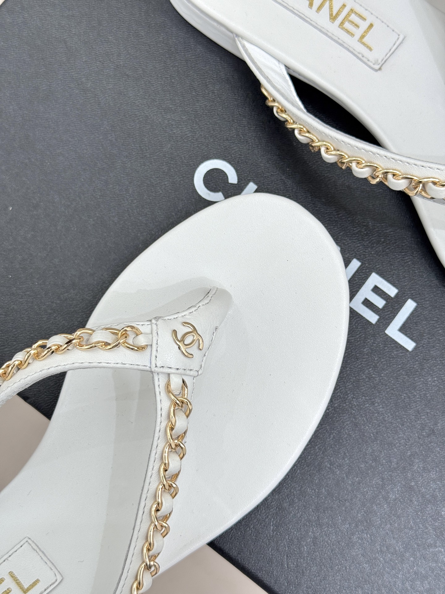 
CHANE* ｜小香经典新品
链条人字拖鞋‼️
这一系列这真的是绝了 
夏天真的是无敌搭配
鞋面进口牛