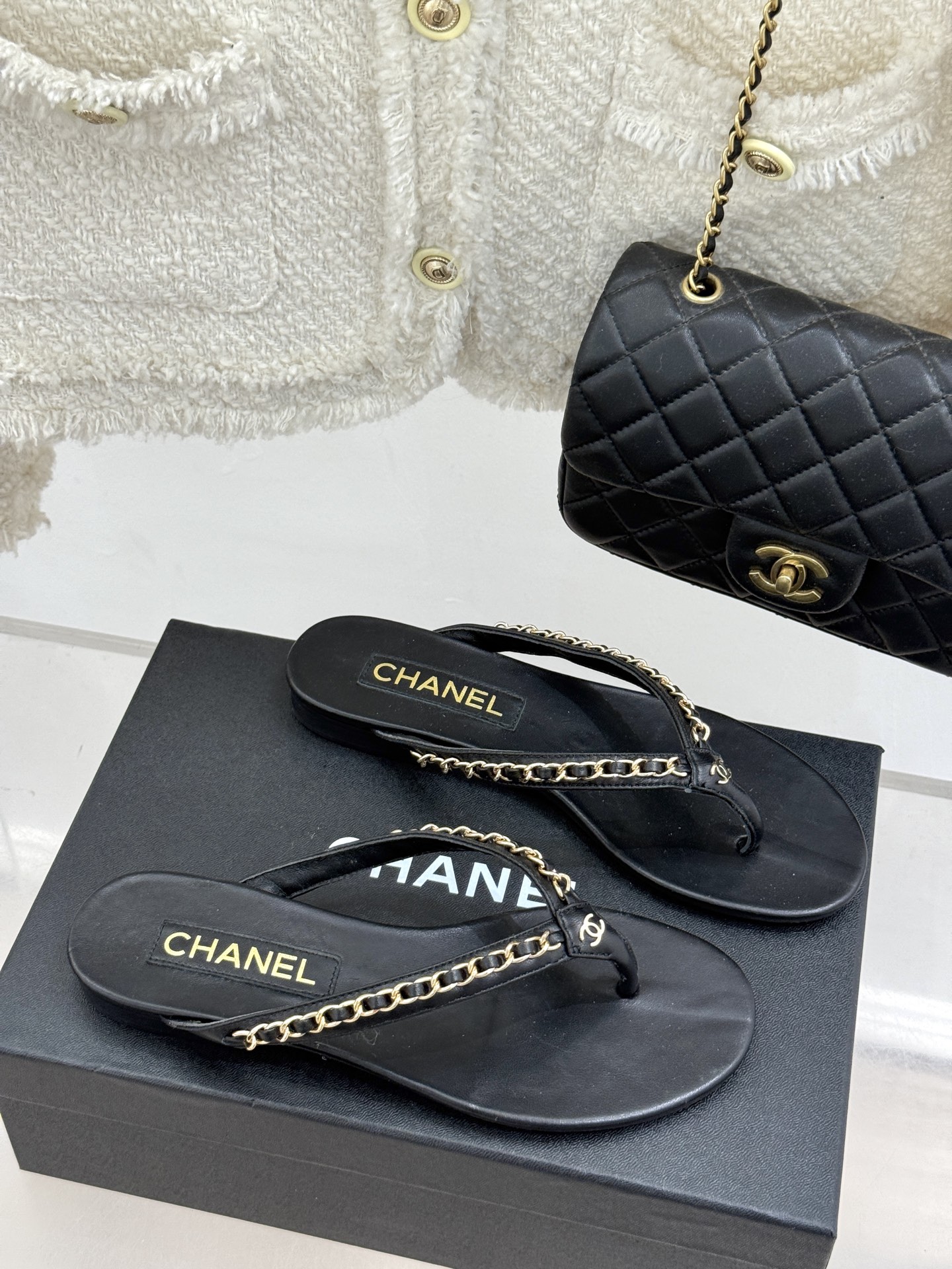 
CHANE* ｜小香经典新品
链条人字拖鞋‼️
这一系列这真的是绝了 
夏天真的是无敌搭配
鞋面进口牛