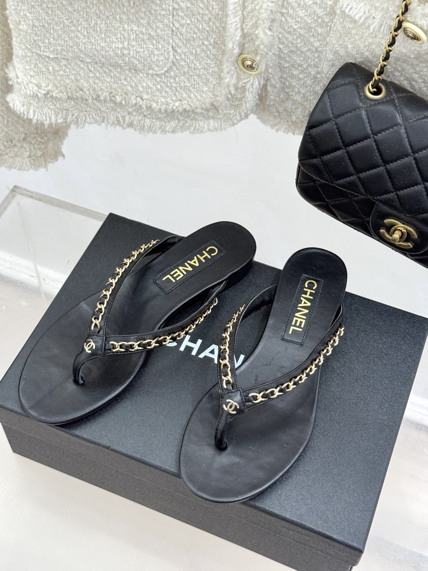 
CHANE* ｜小香经典新品
链条人字拖鞋‼️
这一系列这真的是绝了 
夏天真的是无敌搭配
鞋面进口牛