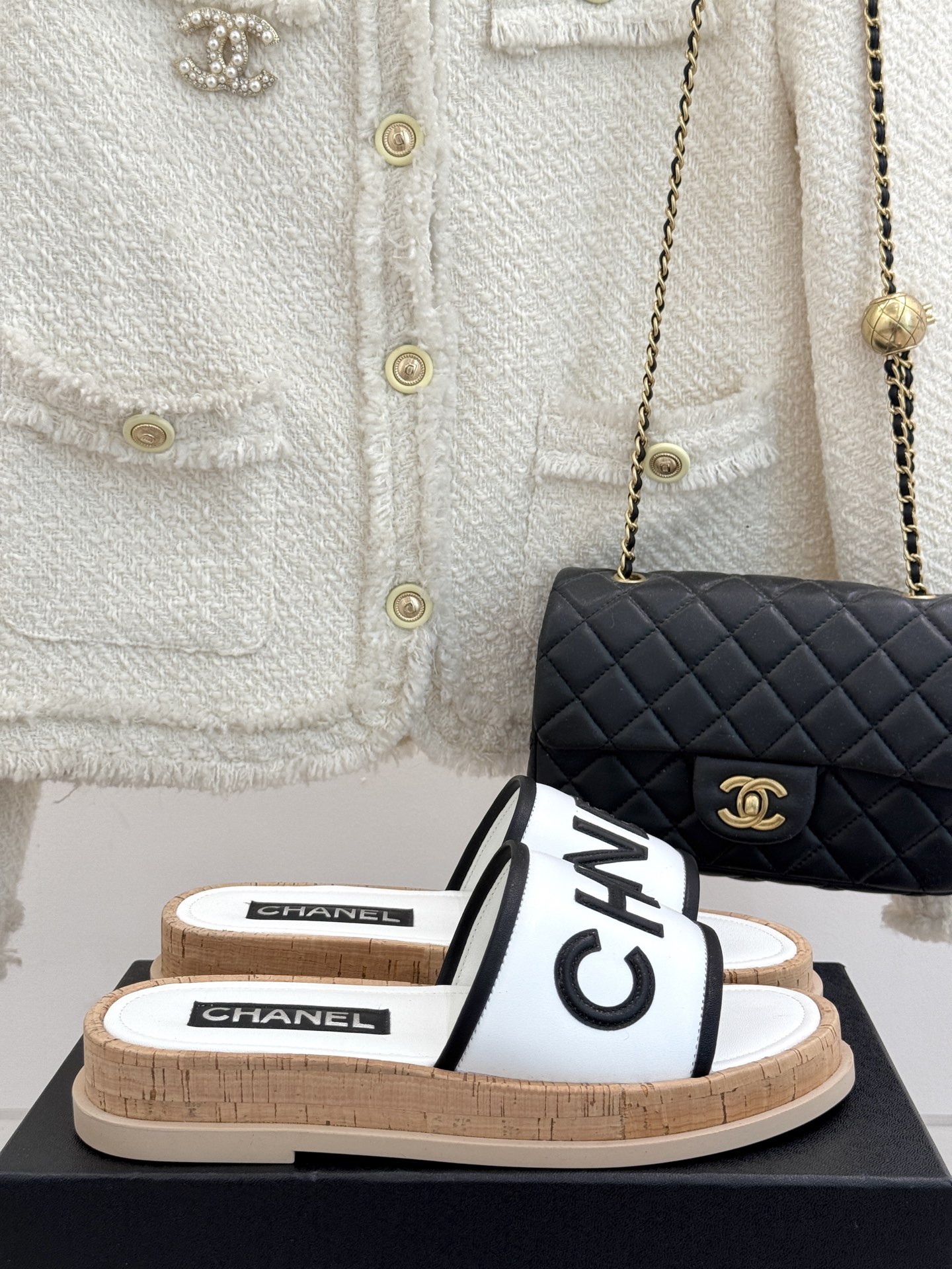 NO:166430,Cloth, leather surface, CHANE*｜Xiaoxiang 25C spring and summer new product, thick-soled letter slippers This season's sandals are so beautiful, light and taller, it is a blessing for a small person. Mix and match any clothing at will in every day~ Pair with mid-tube socks, skirts, and pants. They are invincible beauty~ super durable!  The material is made of imported lambskin, the inside tiptoe is all sheepskin, original mold-open custom anti-slip sole size35-39 (customized by 40/41), slippers, chanel, slippers, skirts, sheepskin19860909布面 皮面 CHANE*｜小香25C春夏新品 厚底字母拖鞋 这季的凉拖实在太太好看了 轻盈又增高 真是小个子的福音 日常随心混搭任何服饰～ 搭配中筒袜 配裙子 裤子 都是无敌美～超级耐看！ 材质采用进口小羊皮 内里踮脚均为羊皮 原版开模定制防滑大底 size35-39（40/41定制）,拖鞋,chanel,slippers,skirts,sheepskin,Women's Shoes