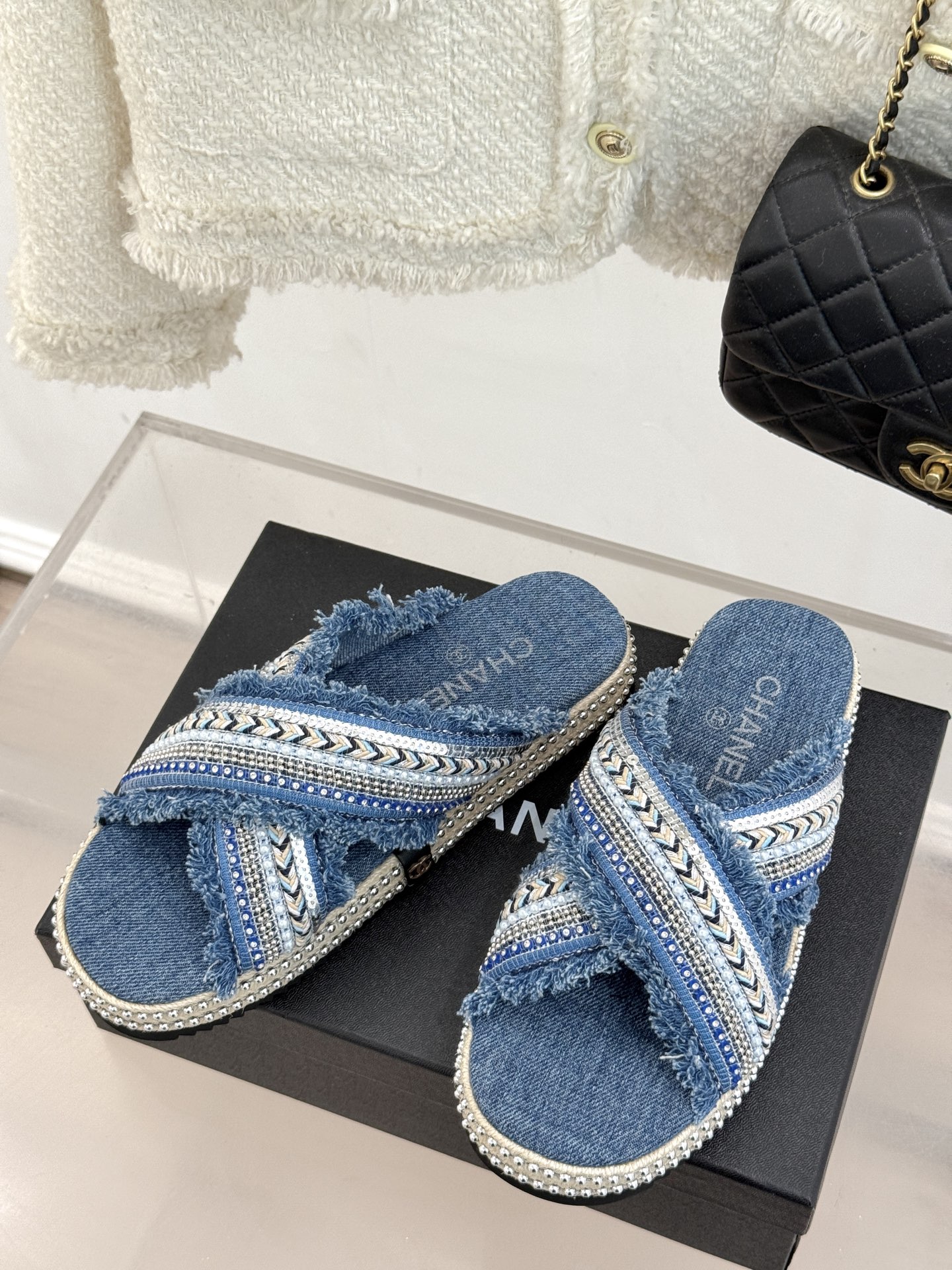 
CHANE* ｜小香25。春夏新品
麻绳交叉懒人拖鞋
懒人必备👏穿了会上瘾的拖鞋
巨舒服 让你摆脱一切