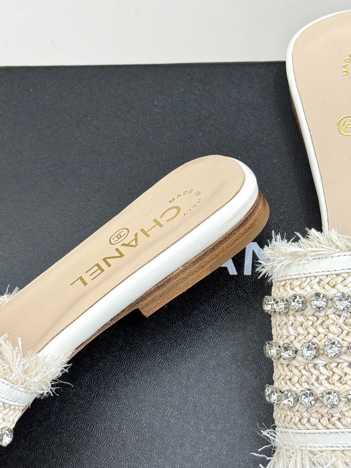 
CHANE*｜小香25C春夏新品
水钻双C一字带平底拖鞋
好仙❗被这双珍珠拖鞋的美貌折服了
上脚就自带