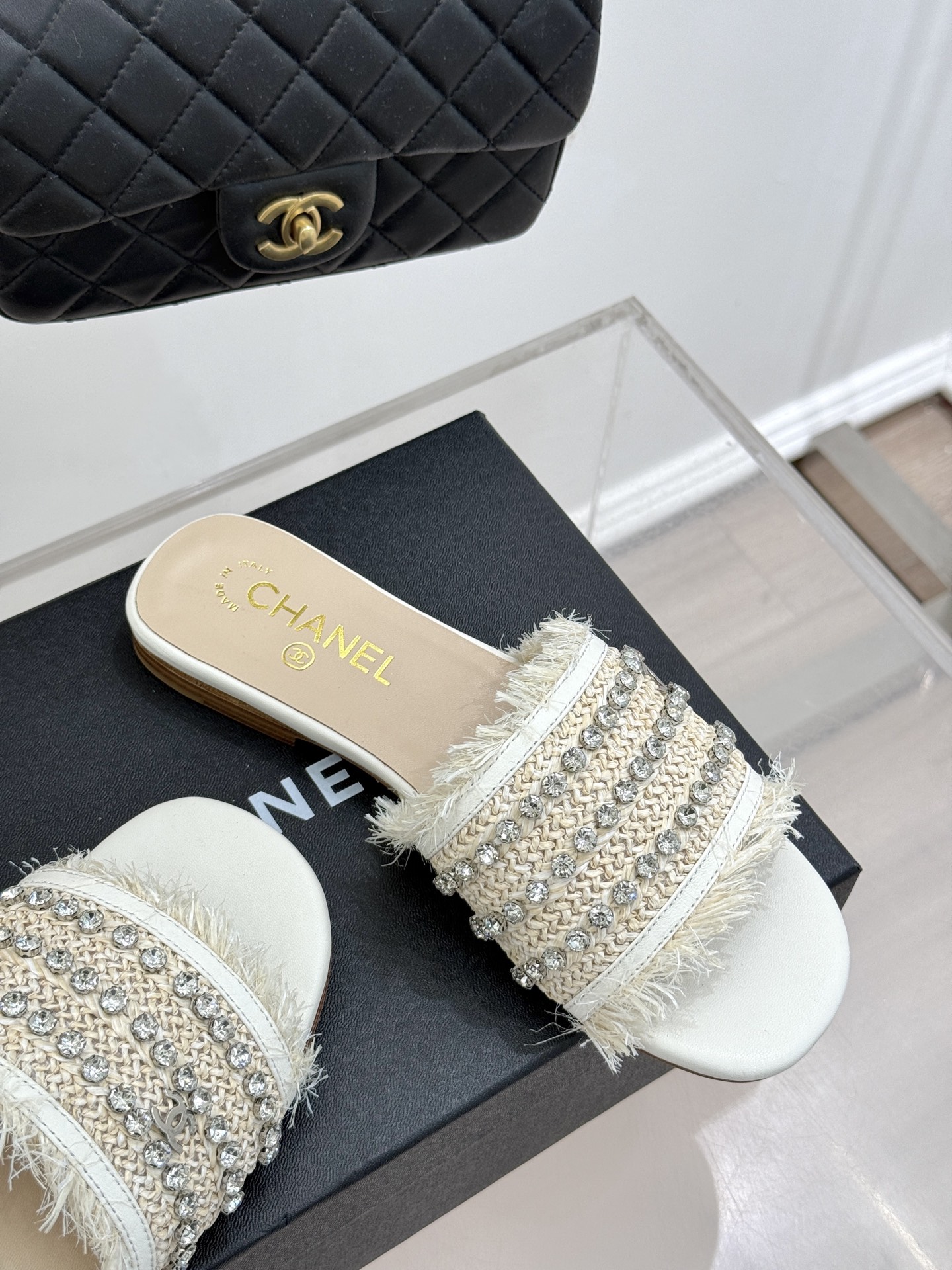 
CHANE*｜小香25C春夏新品
水钻双C一字带平底拖鞋
好仙❗被这双珍珠拖鞋的美貌折服了
上脚就自带