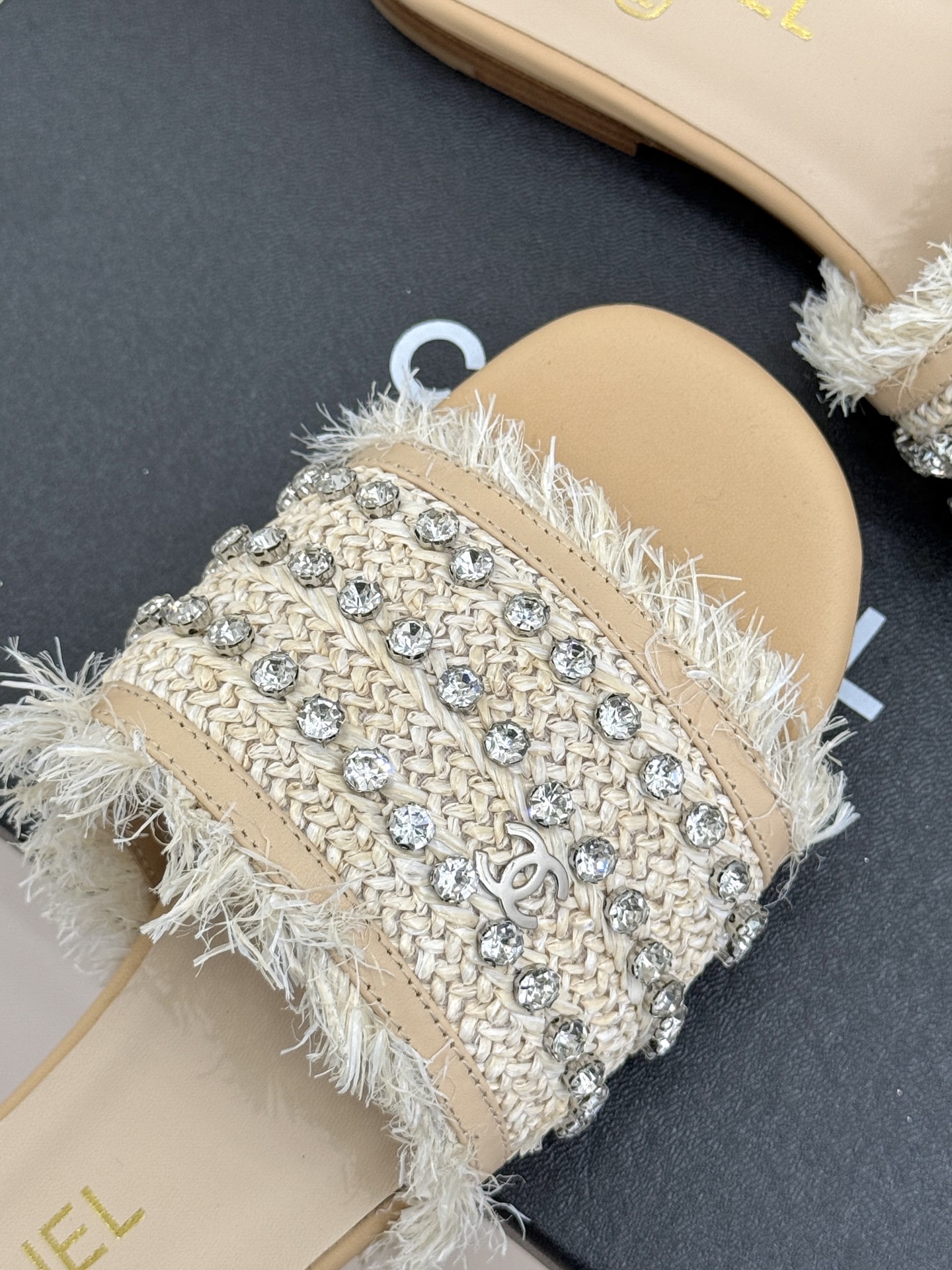 
CHANE*｜小香25C春夏新品
水钻双C一字带平底拖鞋
好仙❗被这双珍珠拖鞋的美貌折服了
上脚就自带