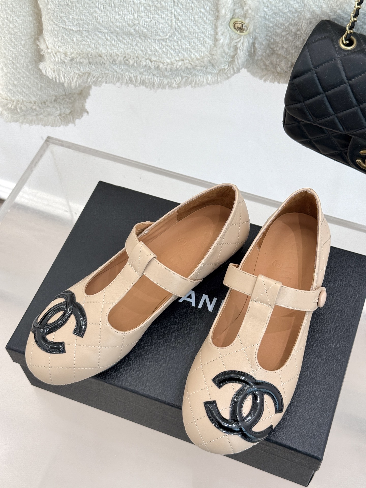 
CHANE*｜小香中古经典大双C
T字带玛丽珍鞋
一起做个奶乖奶乖的香香女孩呀
看到这双鞋的时候我是直