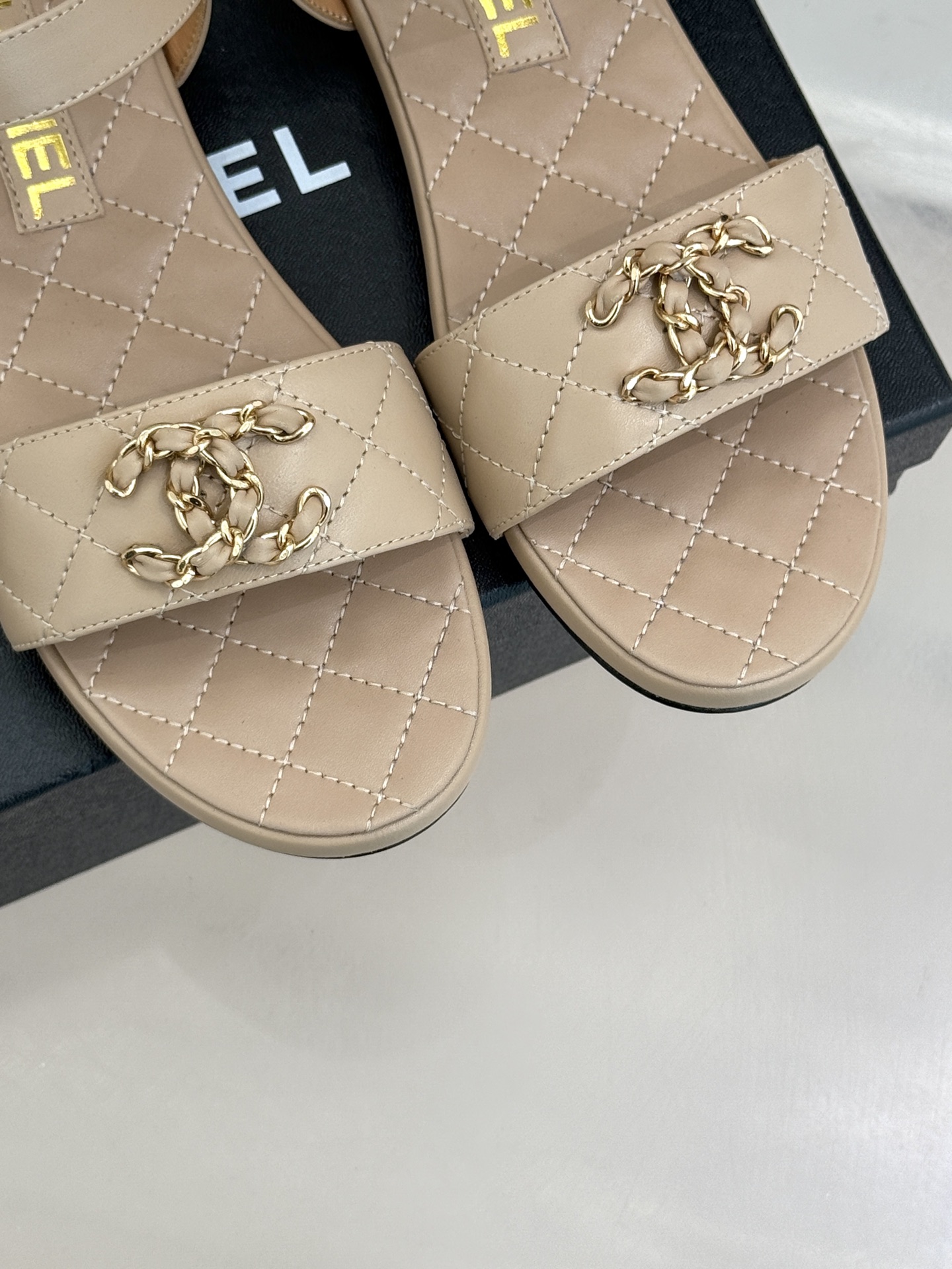 
CHANE*｜小香25C新品
菱格双C链条扣凉鞋
拖鞋的狂热爱好者又来了 
可以承包你一整个夏天的时髦