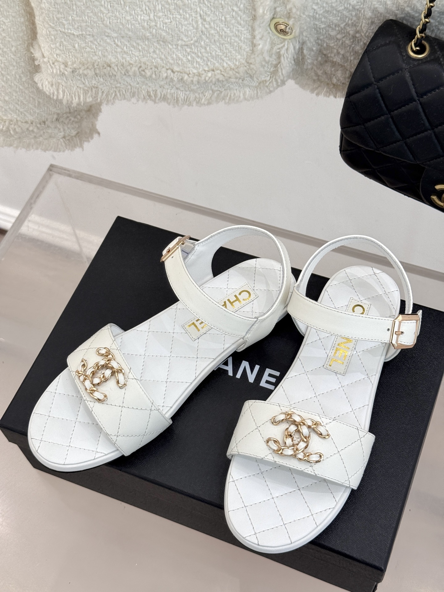 
CHANE*｜小香25C新品
菱格双C链条扣凉鞋
拖鞋的狂热爱好者又来了 
可以承包你一整个夏天的时髦
