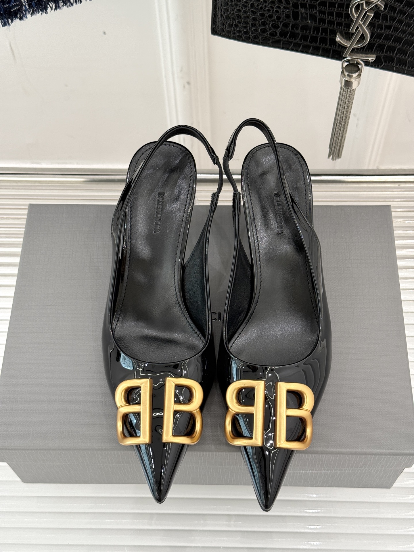 
balenciaga/巴黎世家经典双B扣
尖头后空凉鞋
将时髦发挥到极致  经典中的精品
整双鞋的精髓