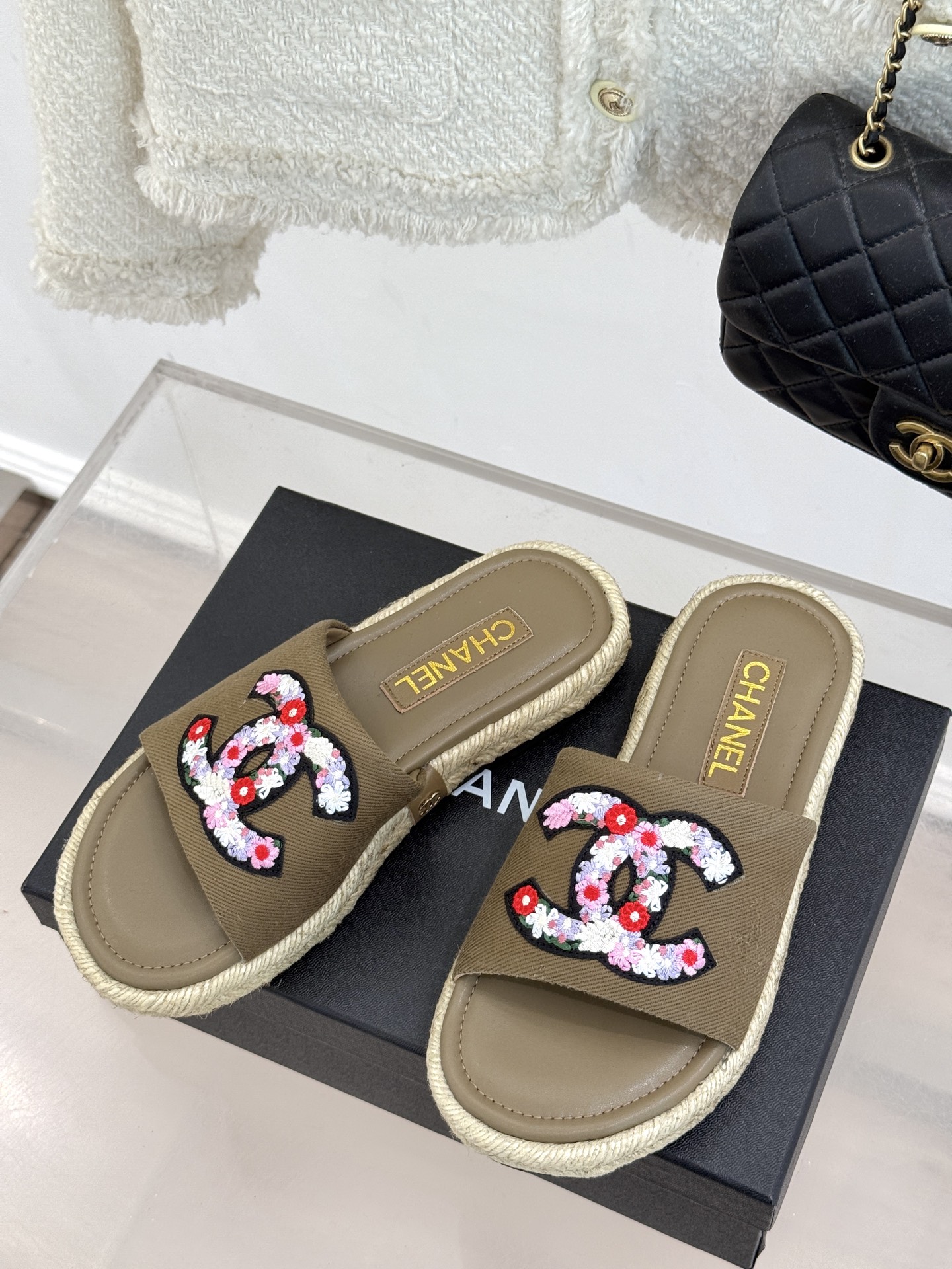 
CHANE* ｜小香25。春夏新品
双C麻绳底渔夫拖鞋
每年都很期待小香的渔夫拖鞋 
颜色很夏天不说款