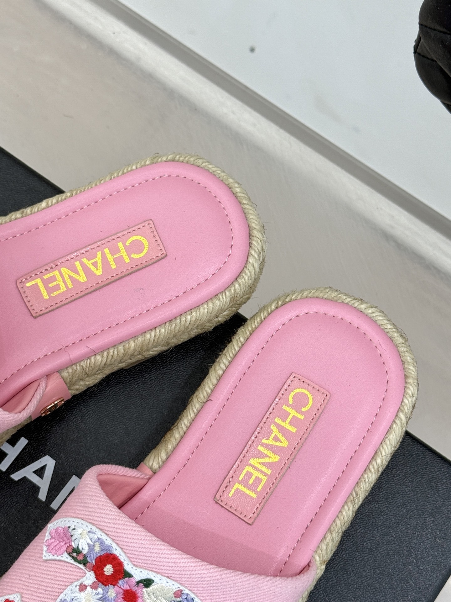 
CHANE* ｜小香25。春夏新品
双C麻绳底渔夫拖鞋
每年都很期待小香的渔夫拖鞋 
颜色很夏天不说款