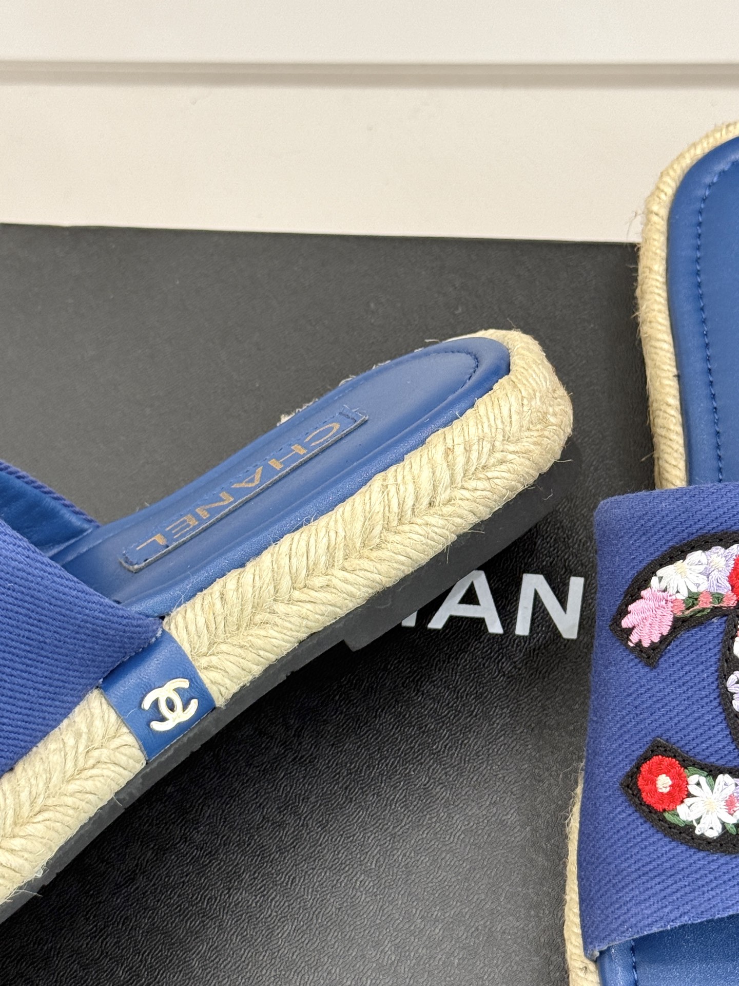 
CHANE* ｜小香25。春夏新品
双C麻绳底渔夫拖鞋
每年都很期待小香的渔夫拖鞋 
颜色很夏天不说款