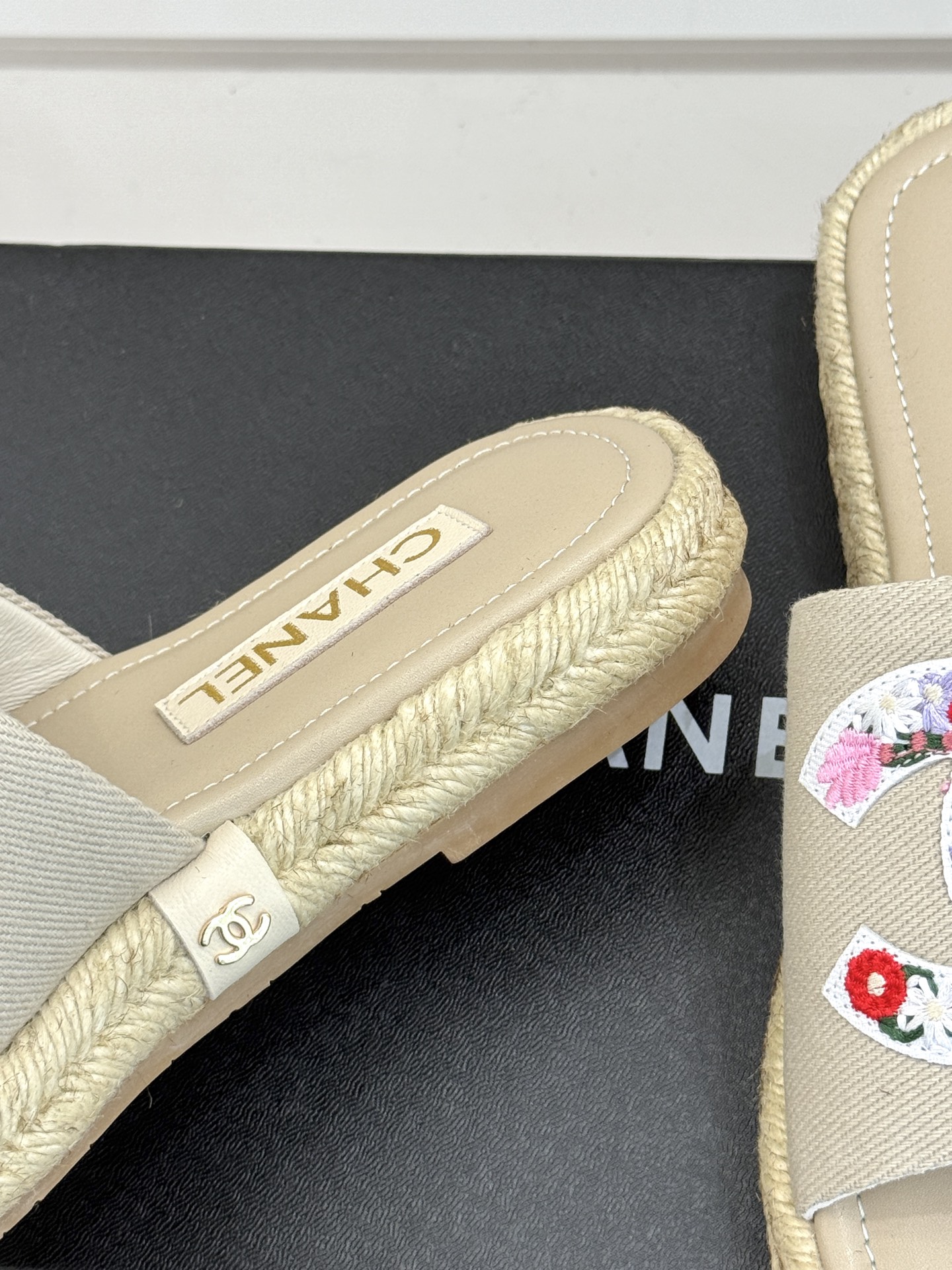 
CHANE* ｜小香25。春夏新品
双C麻绳底渔夫拖鞋
每年都很期待小香的渔夫拖鞋 
颜色很夏天不说款