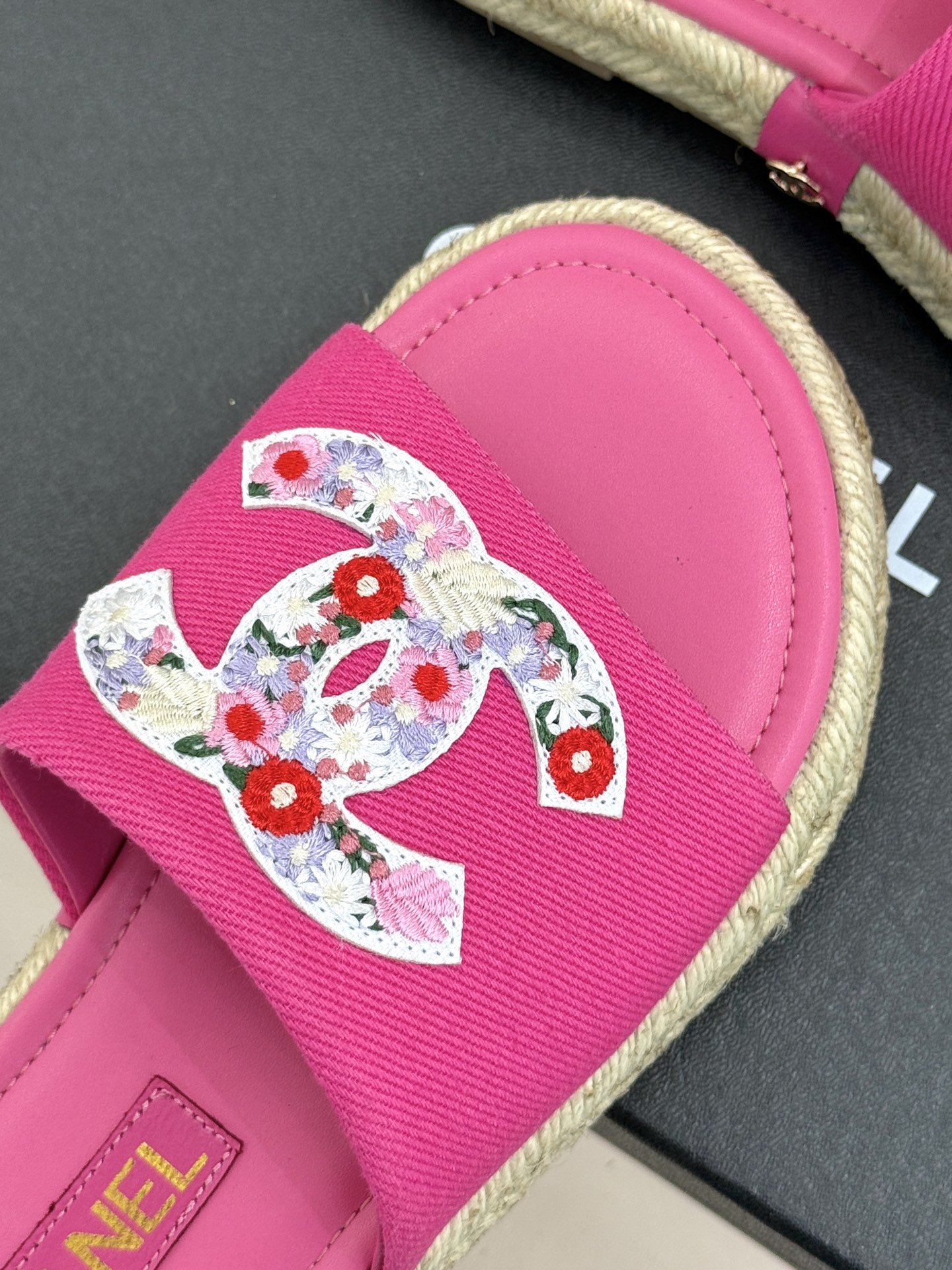 
CHANE* ｜小香25。春夏新品
双C麻绳底渔夫拖鞋
每年都很期待小香的渔夫拖鞋 
颜色很夏天不说款