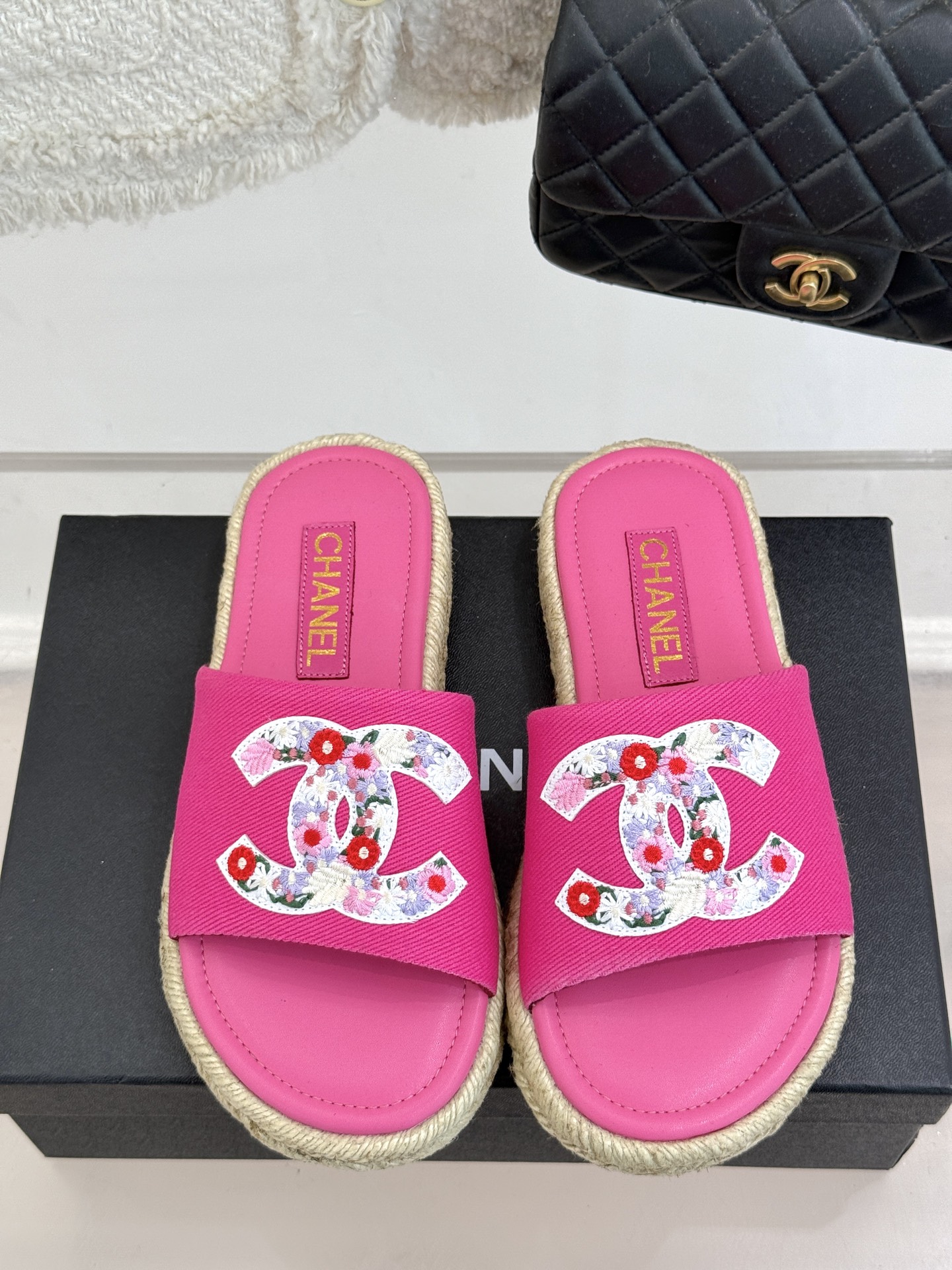 
CHANE* ｜小香25。春夏新品
双C麻绳底渔夫拖鞋
每年都很期待小香的渔夫拖鞋 
颜色很夏天不说款
