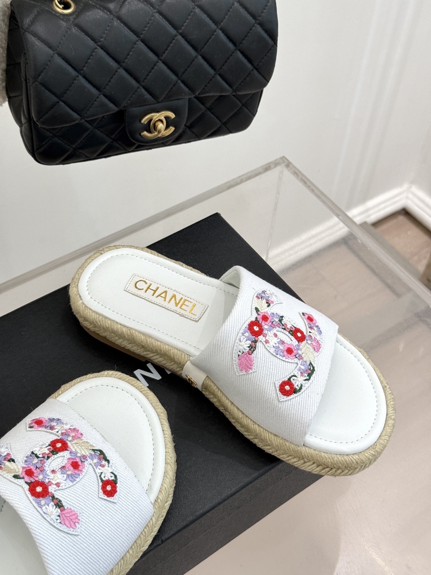 
CHANE* ｜小香25。春夏新品
双C麻绳底渔夫拖鞋
每年都很期待小香的渔夫拖鞋 
颜色很夏天不说款