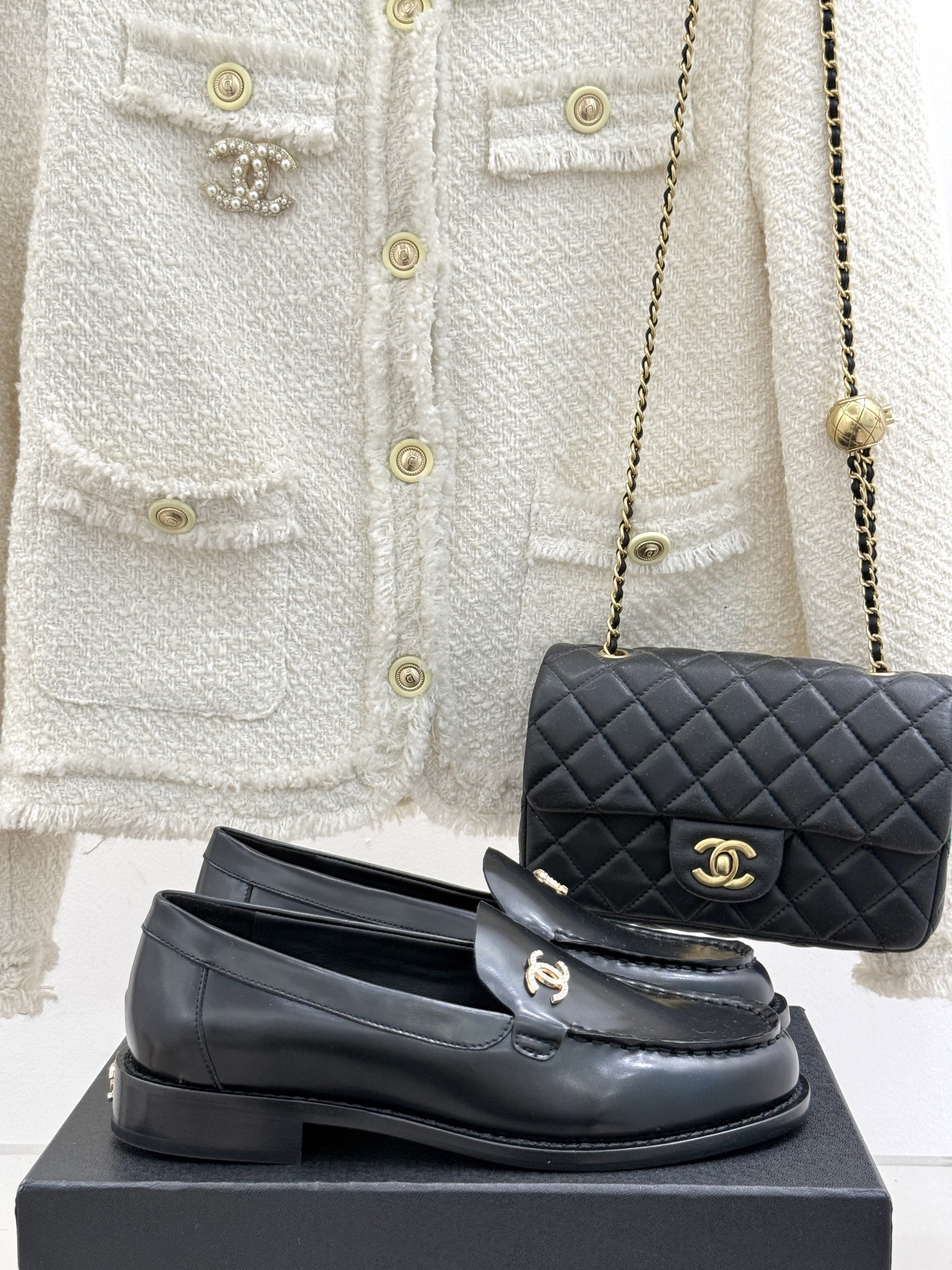 NO:544385,Sandals Loafers CHANE* ｜Xiaoxiang 25C British Style Double C Loafers Sandals Loafer lovers must not miss this style. It has a more neutral and handsome temperament. The double C rhinestone hardware buckle looks particularly delicate. It is easy to slip on and off!  The upper is made of imported calfskin, the lining is made of silk sheepskin, and the outsole is imported Italian cowhide. Size 35-39 (customized 40/41), loafers, chanel, loafers, sandals, cowhide, sheepskin19860909凉鞋 乐福鞋 CHANE* ｜小香25C英伦风 双C乐福鞋凉鞋 乐福鞋爱好者绝不能错过 这款气质上更中性帅气几分 双C 水钻五金扣 显得格外精致 一脚蹬 穿脱真的不要太方便！ 鞋面采用进口小牛皮 内里垫脚采用丝绸羊皮 意大利进口牛皮大底 尺码35-39（40/41定制）,乐福鞋,chanel,loafers,sandals,cowhide,sheepskin,Women's Shoes