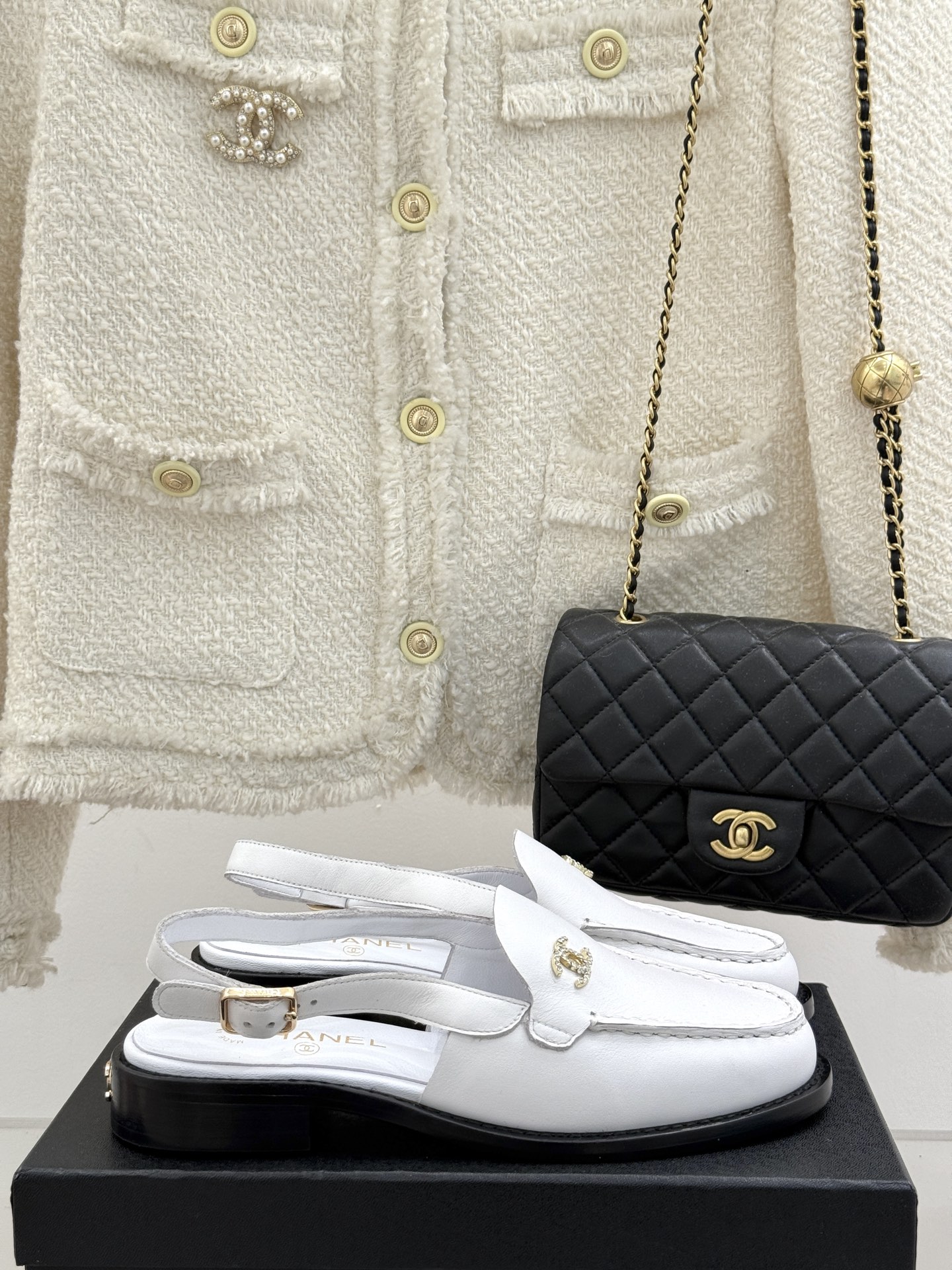 NO:238703,Sandals Loafers CHANE* | Xiaoxiang 25C British style Double C loafers sandals Loafer lovers must not miss this style is more neutral and handsome in temperament. Double C rhinestone hardware buckles look particularly exquisite. One foot pedal. It is really not too convenient to put on and take off!  The upper is imported calfskin, the inner foot pad is made of silk sheepskin, imported Italian cowhide, outsole, size 35-39 (customized by 40/41), sandals, chanel, loafers, sandals, cowhide, sheepskin19860909凉鞋 乐福鞋 CHANE* ｜小香25C英伦风 双C乐福鞋凉鞋 乐福鞋爱好者绝不能错过 这款气质上更中性帅气几分 双C 水钻五金扣 显得格外精致 一脚蹬 穿脱真的不要太方便！ 鞋面采用进口小牛皮 内里垫脚采用丝绸羊皮 意大利进口牛皮大底 尺码35-39（40/41定制）,凉鞋,chanel,loafers,sandals,cowhide,sheepskin,Women's Shoes