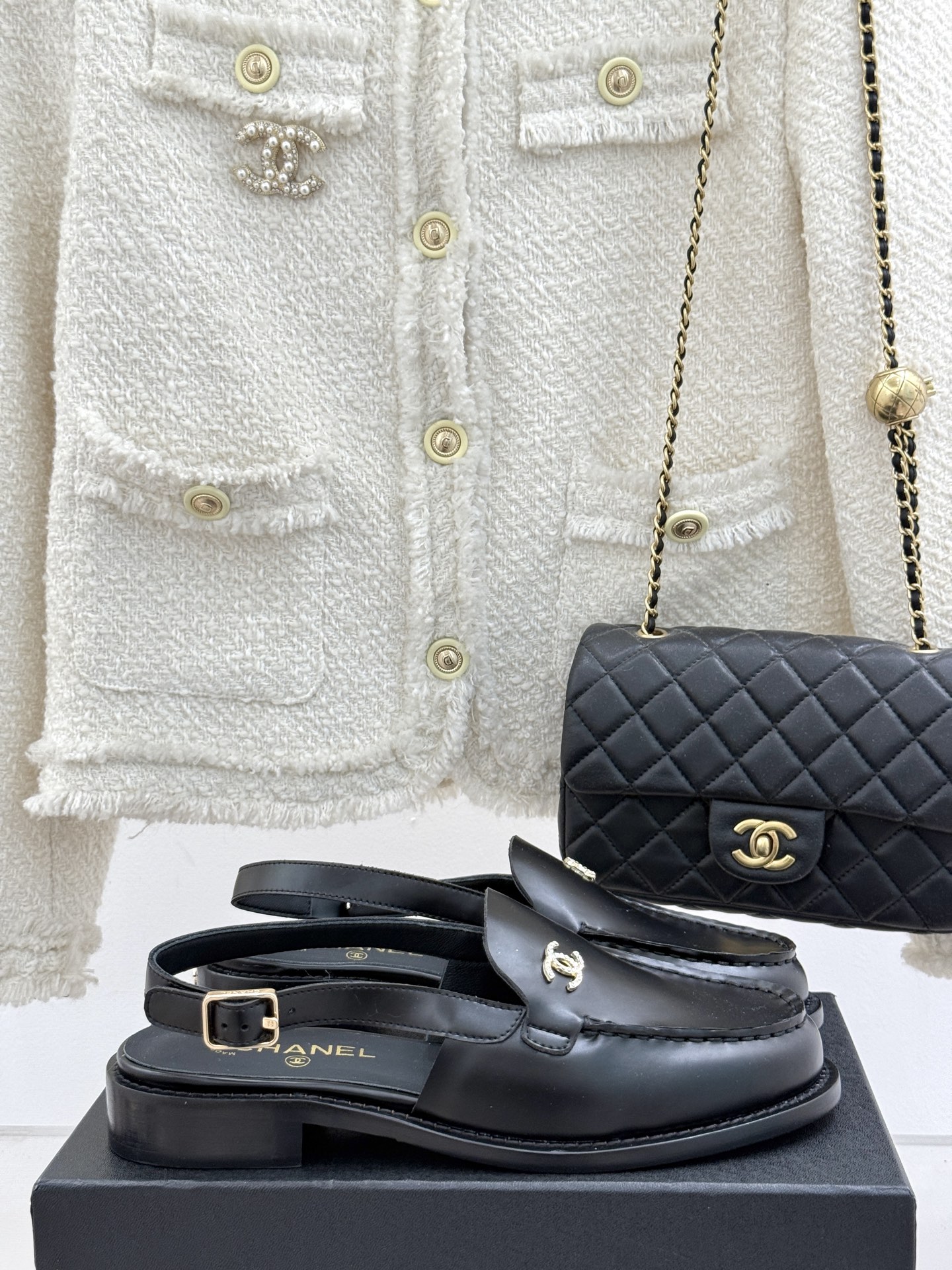 NO:238704,Sandals and loafers CHANE* | Xiaoxiang 25C British style Double C loafers sandals Loafer lovers must not miss this style more neutral and handsome in temperament. Double C rhinestone hardware buckles look particularly exquisite. One foot pedal. It is really not too convenient to put on and take off!  The upper is imported calfskin, the inner foot pad is made of silk sheepskin, imported Italian cowhide, outsole, size 35-39 (customized by 40/41), sandals, chanel, loafers, sandals, cowhide, sheepskin19860909凉鞋乐福鞋 CHANE* ｜小香25C英伦风 双C乐福鞋凉鞋 乐福鞋爱好者绝不能错过 这款气质上更中性帅气几分 双C 水钻五金扣 显得格外精致 一脚蹬 穿脱真的不要太方便！ 鞋面采用进口小牛皮 内里垫脚采用丝绸羊皮 意大利进口牛皮大底 尺码35-39（40/41定制）,凉鞋,chanel,loafers,sandals,cowhide,sheepskin,Women's Shoes