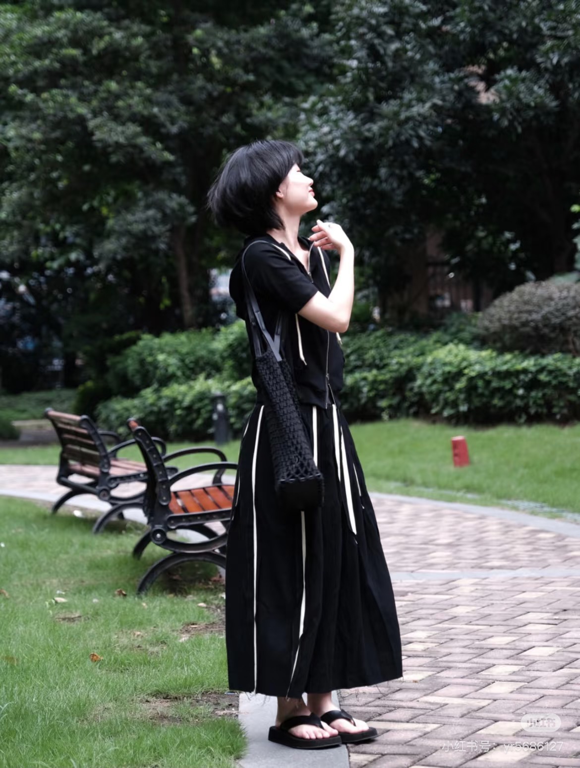 NO:237182,Foot-up demonstration picture, toe-split shoes19860909上脚示范图,分趾鞋,Women's Shoes