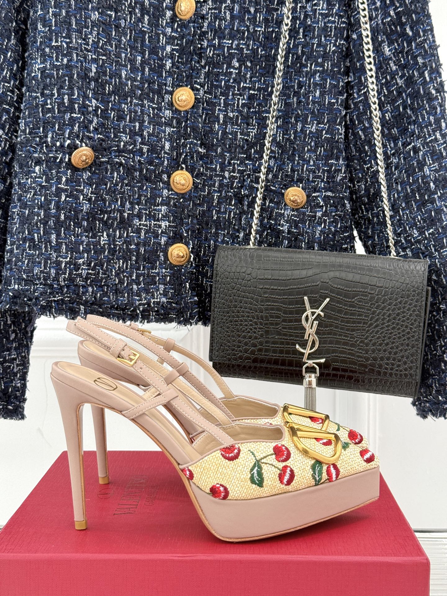 NO:562920,Waterproof platform Valentin｜Valentin's classic big V buckle, Hentiangao waterproof platform pointed toe high-heeled sandals, the classic big V buckle element design combination highlights the brand's unique design style, luxurious and fashionable, very recognizable, exquisite round toe, perfect side arc, very pure taste, little wild, ladylike temperament and full of femininity. The upper is made of imported calfskin, the lining is made of mixed sheepskin, the original molded hardware buckle, and the leather outsole imported from Italy.  Size 35-39 (customized 40/41/42), high heels sandals, valentino, valentino, sandals, high heels, cowhide, sheepskin19860909防水台 Valentin｜华伦天伦经典大V扣 恨天高防水台尖头高跟凉鞋 经典的大V扣元素设计搭配 彰显了品牌独有的设计风格 奢华时尚 极有辨识度 精致的圆头 侧身弧线完美 味儿特别纯正 小小野性  名媛气质女人味十足 鞋面采用进口小牛皮 内里采用混种羊皮 原版开模五金扣 意大利进口牛皮大底 码数35-39（40/41/42定制）,高跟鞋凉鞋,valentino,valentino,sandals,high heels,cowhide,sheepskin,Women's Shoes