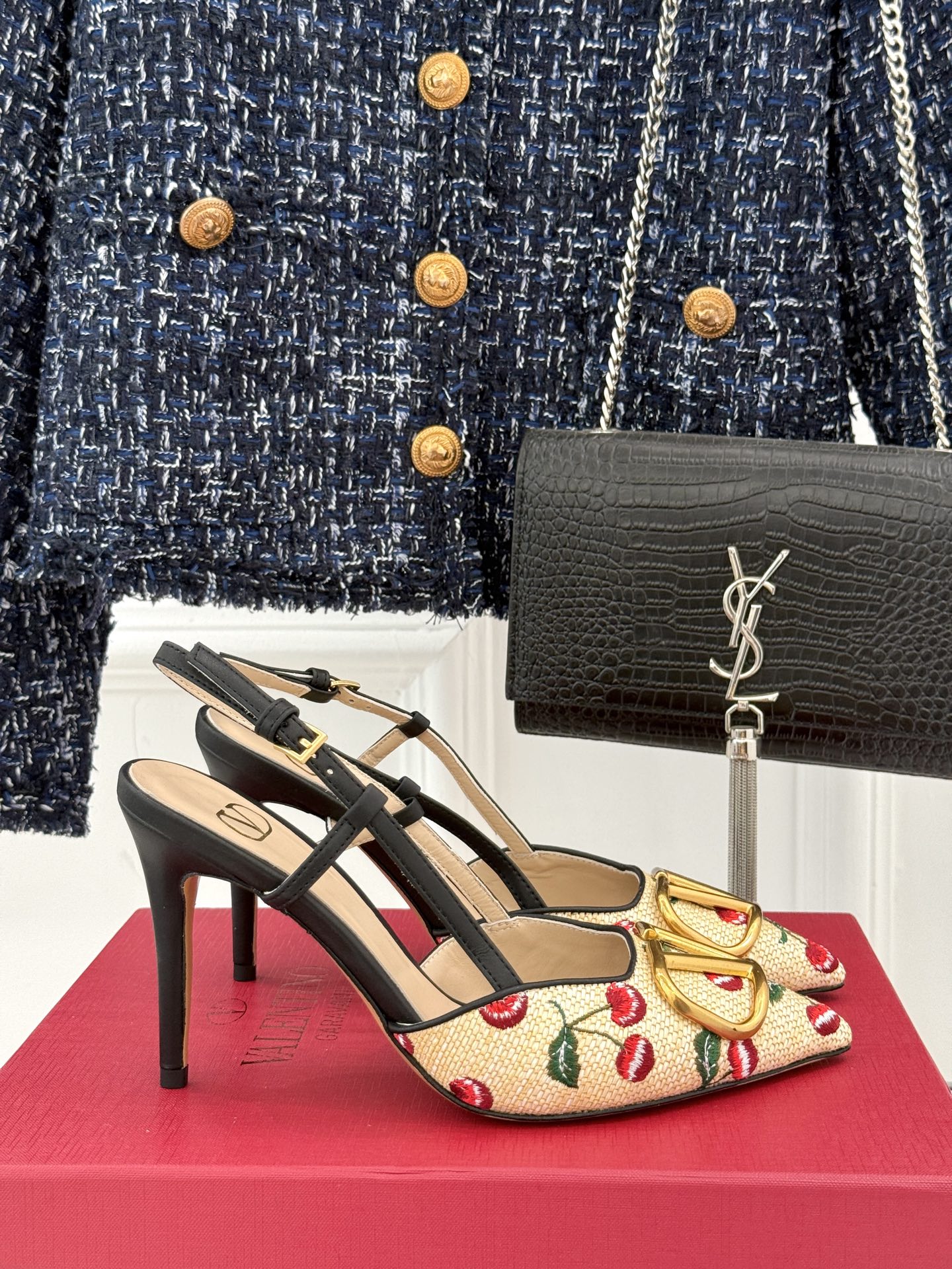 NO:237143,High heels, waterproofing platform Valentin｜Valentin Classic Big V buckles Hentian Gao waterproofing platform pointed toe high heels sandals Classic Big V buckle elements design and matching highlights the brand's unique design style Luxury and fashionable Extremely recognizable exquisite round toe The side curve is perfect, the taste is particularly pure, small wild, famous and elegant temperament is full of feminineness The upper is imported calfskin, the inner is mixed-bred sheepskin Original molded hardware buckle Italian imported cowhide outsole Size 35-39 (customized by 40/41/42), high heels sandals, valentino, valentino, sandals, high heels, cowhide, sheepskin19860909高跟 防水台 Valentin｜华伦天伦经典大V扣 恨天高防水台尖头高跟凉鞋 经典的大V扣元素设计搭配 彰显了品牌独有的设计风格 奢华时尚 极有辨识度 精致的圆头 侧身弧线完美 味儿特别纯正 小小野性  名媛气质女人味十足 鞋面采用进口小牛皮 内里采用混种羊皮 原版开模五金扣 意大利进口牛皮大底 码数35-39（40/41/42定制）,高跟鞋凉鞋,valentino,valentino,sandals,high heels,cowhide,sheepskin,Women's Shoes