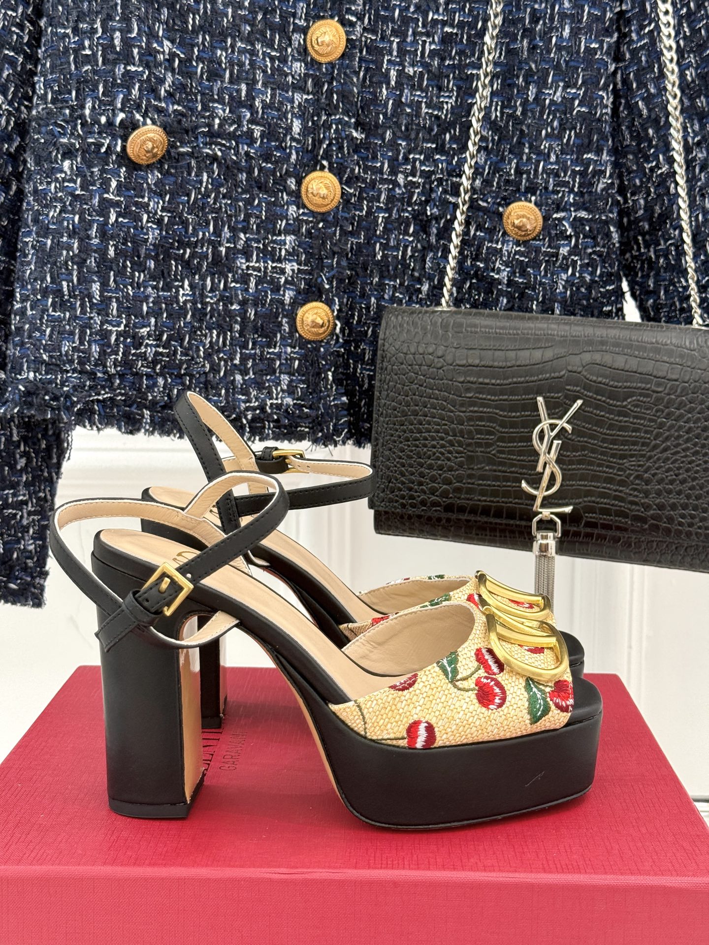 NO:237141,Simple buckle, diamond buckle Valentin｜Valentin Classic Big V buckle Hentian Gao Waterproof Platform High-heeled Sandals Classic Big V buckle elements design and matching highlights the brand's unique design style Luxury and fashionable Extremely recognizable exquisite round toe Perfect side curves The taste is particularly pure and small wild. The temperament of the celebrity is full of feminine. The upper is imported calfskin. The inner is mixed-bred sheepskin. The original molded hardware buckle. The Italian imported cowhide is 35-39 (customized by 40/41/42), high heels sandals, valentino, valentino, sandals, high heels, cowhide, sheepskin19860909素扣 钻扣 Valentin｜华伦天伦经典大V扣 恨天高防水台高跟凉鞋 经典的大V扣元素设计搭配 彰显了品牌独有的设计风格 奢华时尚 极有辨识度 精致的圆头 侧身弧线完美 味儿特别纯正 小小野性  名媛气质女人味十足 鞋面采用进口小牛皮 内里采用混种羊皮 原版开模五金扣 意大利进口牛皮大底 码数35-39（40/41/42定制）,高跟鞋凉鞋,valentino,valentino,sandals,high heels,cowhide,sheepskin,Women's Shoes