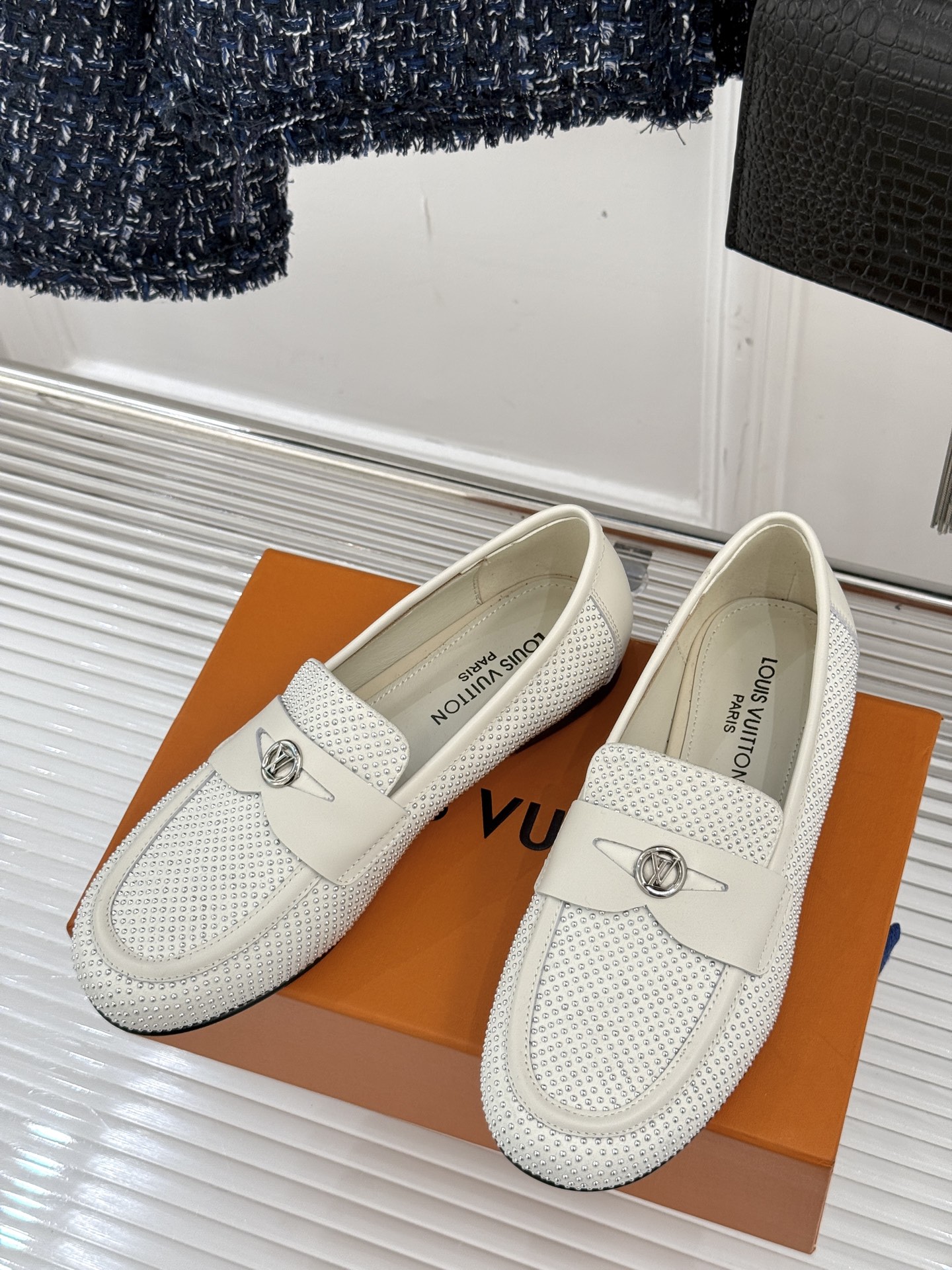 
L*V驴牌25ss早春新品
铆钉乐福鞋
真的是一眼爱上的乐福鞋
近期最爱的鞋子没有之一！
任何风格都能