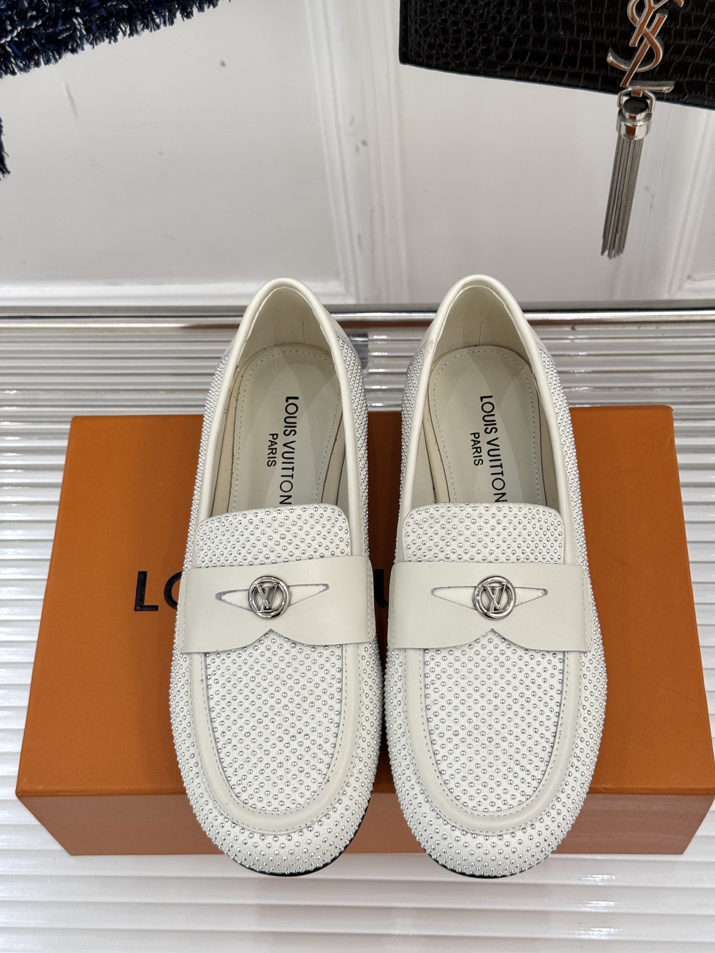 
L*V驴牌25ss早春新品
铆钉乐福鞋
真的是一眼爱上的乐福鞋
近期最爱的鞋子没有之一！
任何风格都能
