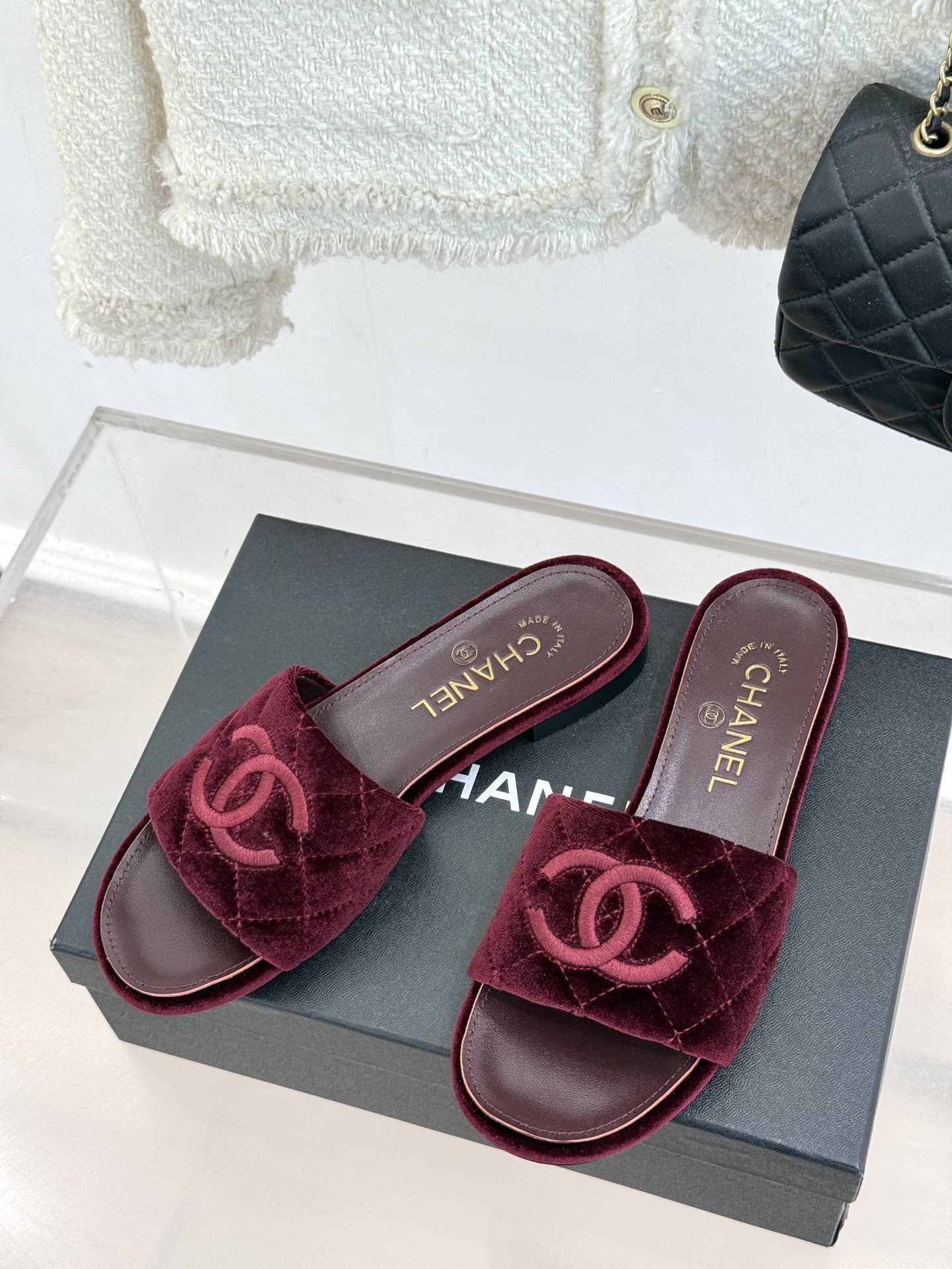 
CHANE*｜小香25。春夏新品
菱格电绣双C拖鞋
菱格粗线搭配经典双C电绣
 为整体造型增添了高级感
