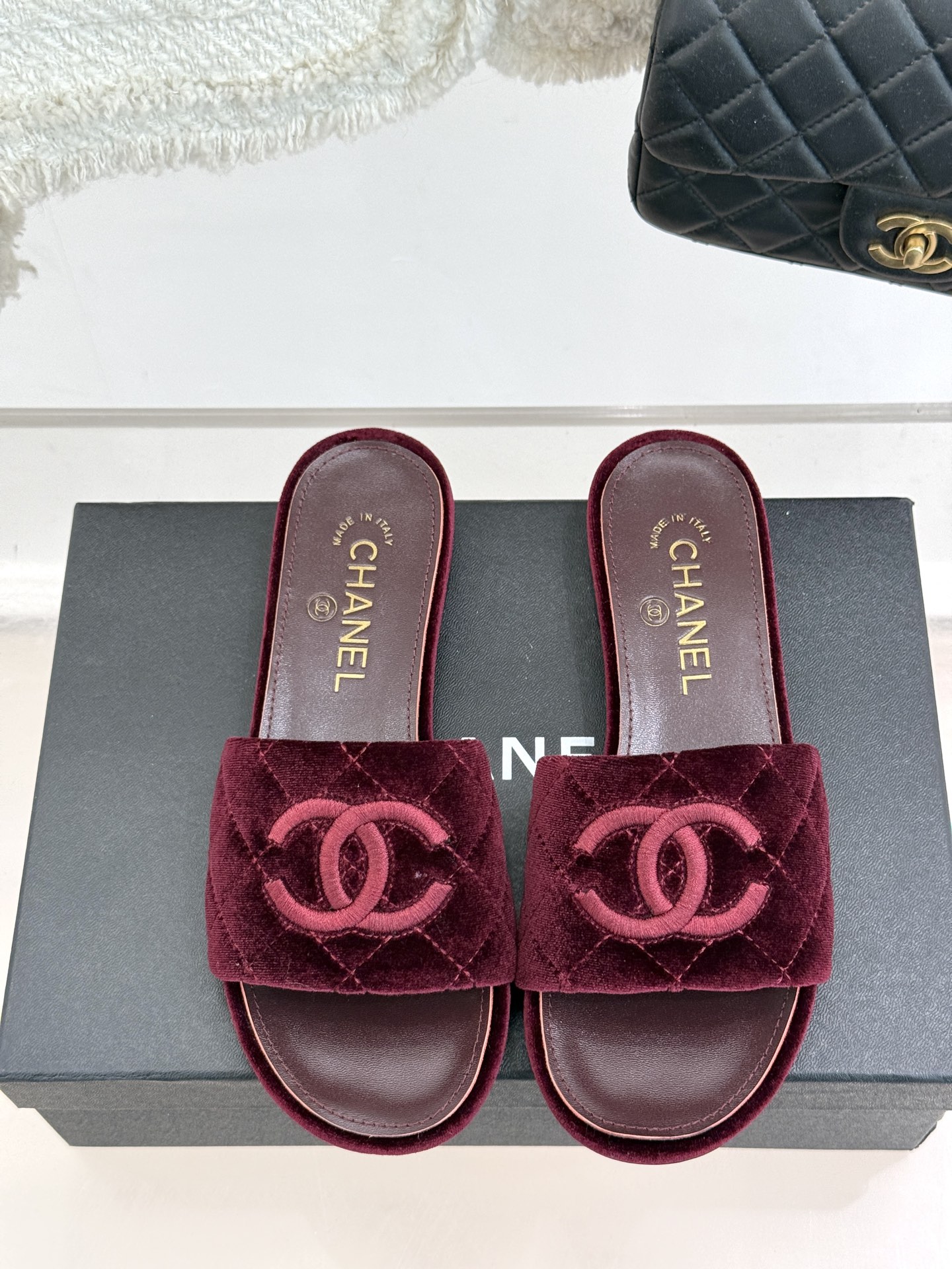 
CHANE*｜小香25。春夏新品
菱格电绣双C拖鞋
菱格粗线搭配经典双C电绣
 为整体造型增添了高级感