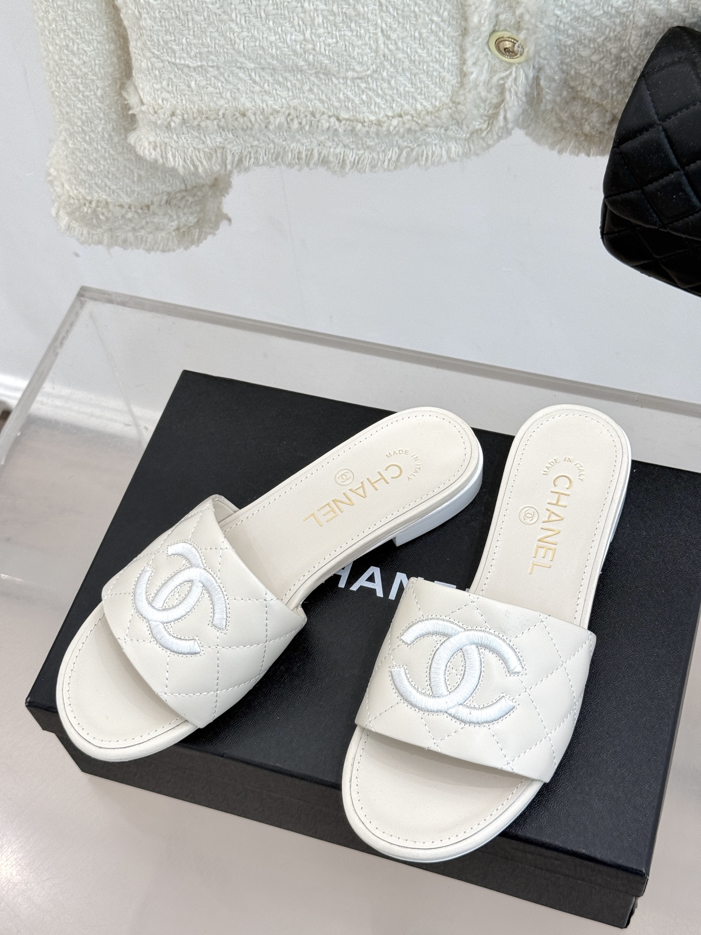 
CHANE*｜小香25。春夏新品
菱格电绣双C拖鞋
菱格粗线搭配经典双C电绣
 为整体造型增添了高级感