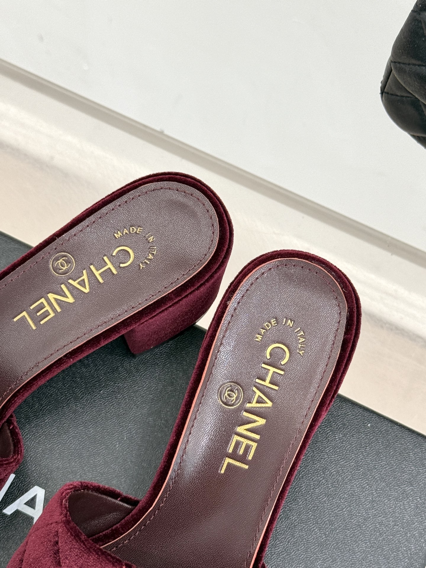 
CHANE*｜小香25。春夏新品
菱格电绣双C拖鞋
菱格粗线搭配经典双C电绣
 为整体造型增添了高级感