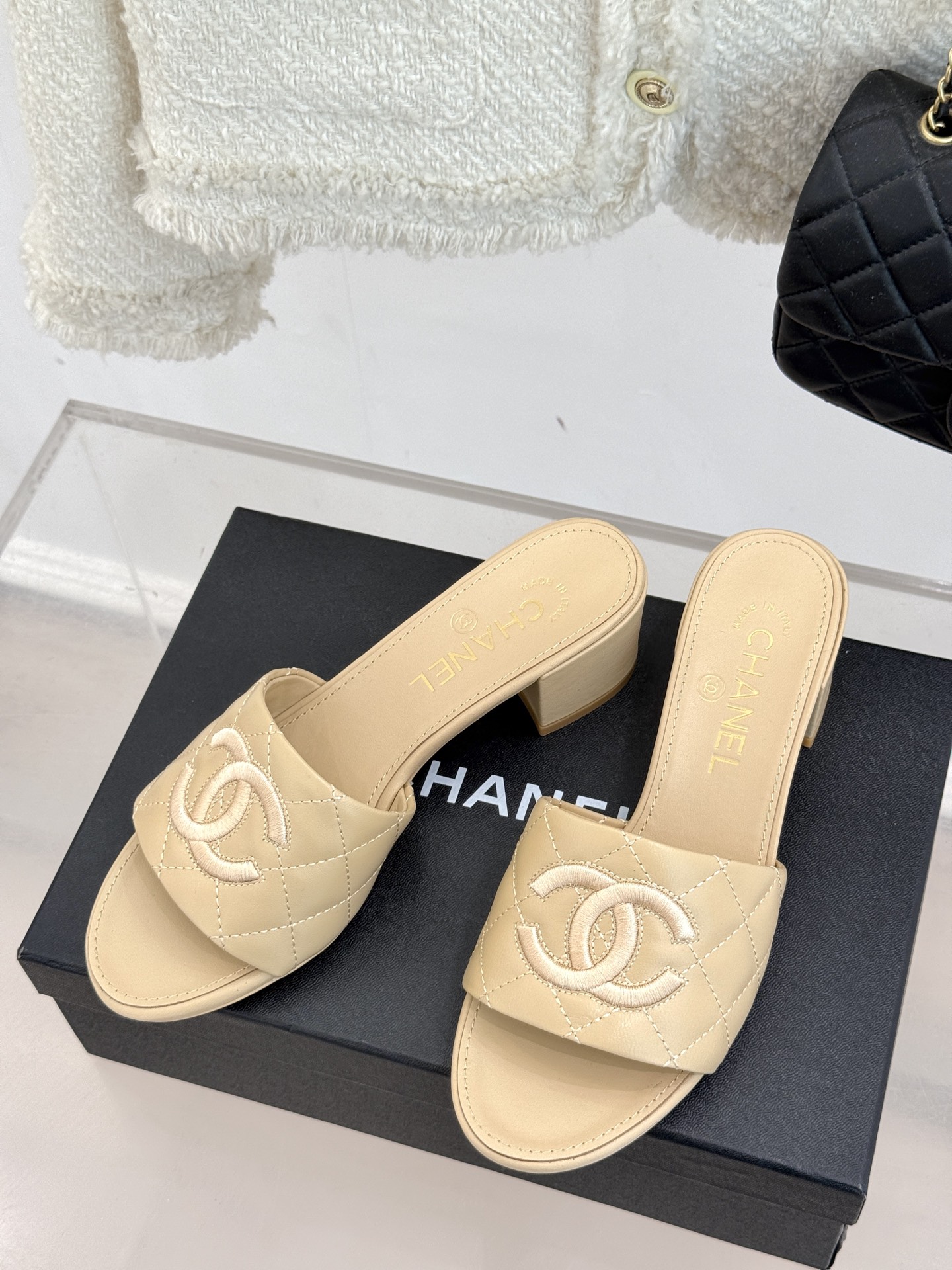 
CHANE*｜小香25。春夏新品
菱格电绣双C拖鞋
菱格粗线搭配经典双C电绣
 为整体造型增添了高级感