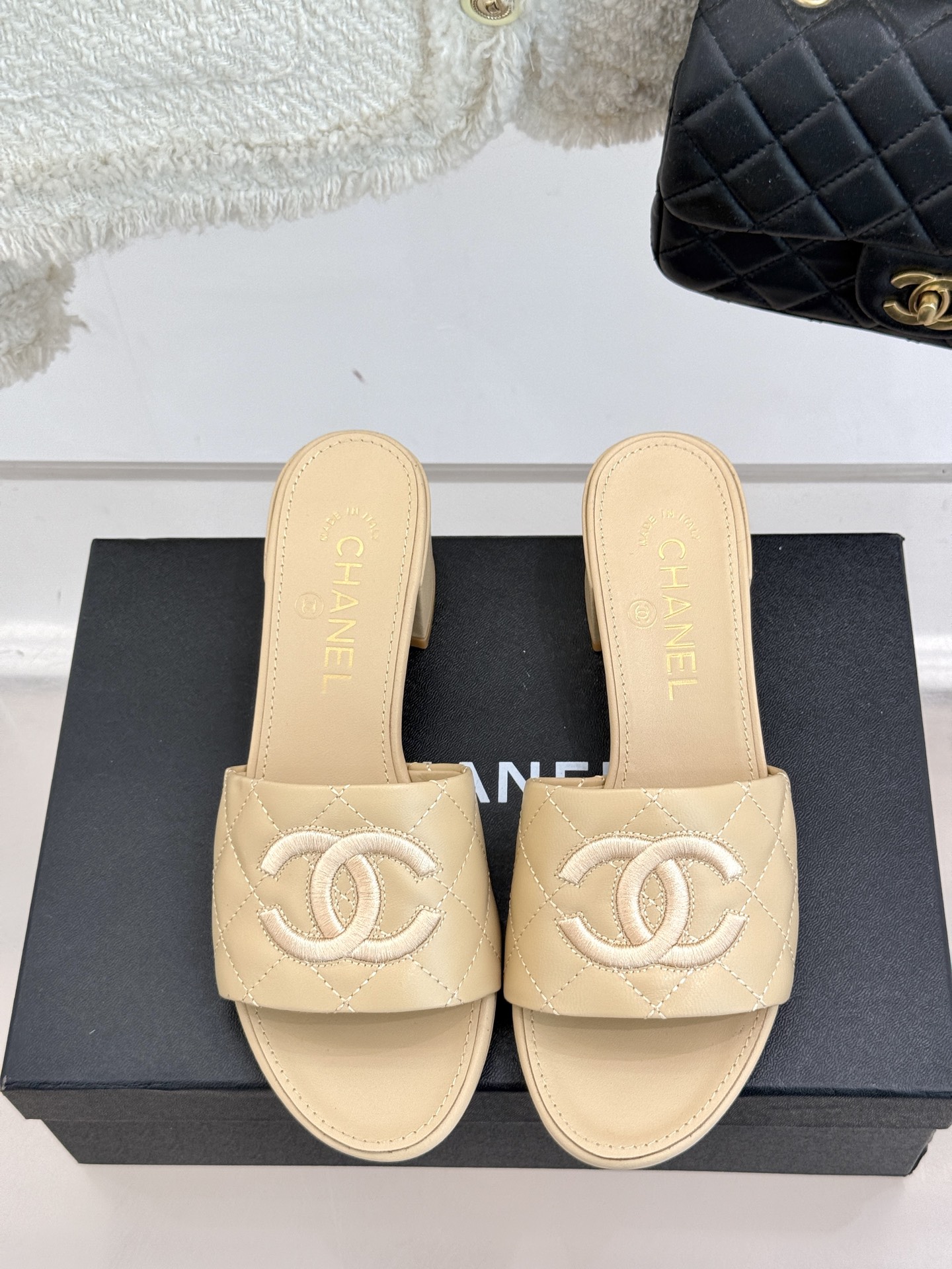
CHANE*｜小香25。春夏新品
菱格电绣双C拖鞋
菱格粗线搭配经典双C电绣
 为整体造型增添了高级感