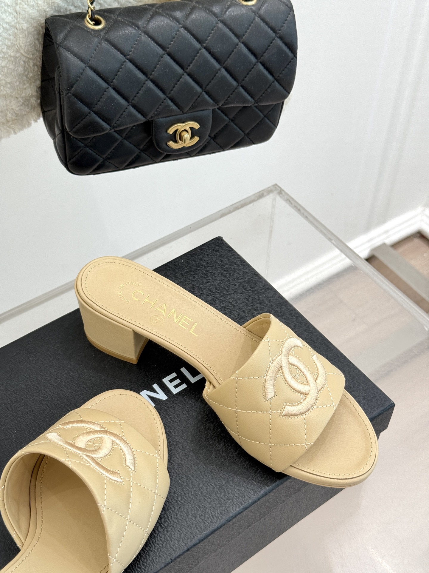 
CHANE*｜小香25。春夏新品
菱格电绣双C拖鞋
菱格粗线搭配经典双C电绣
 为整体造型增添了高级感