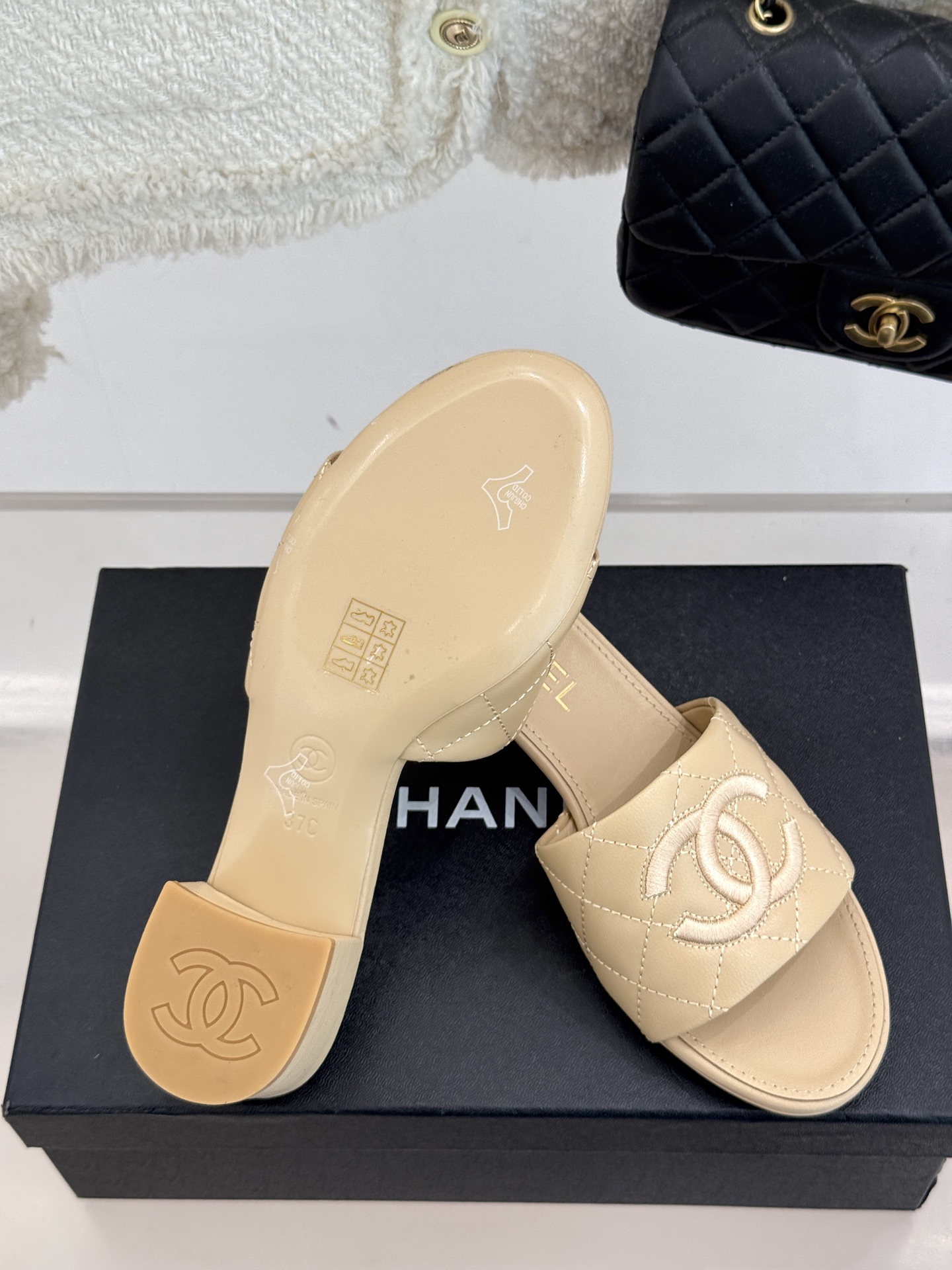 
CHANE*｜小香25。春夏新品
菱格电绣双C拖鞋
菱格粗线搭配经典双C电绣
 为整体造型增添了高级感