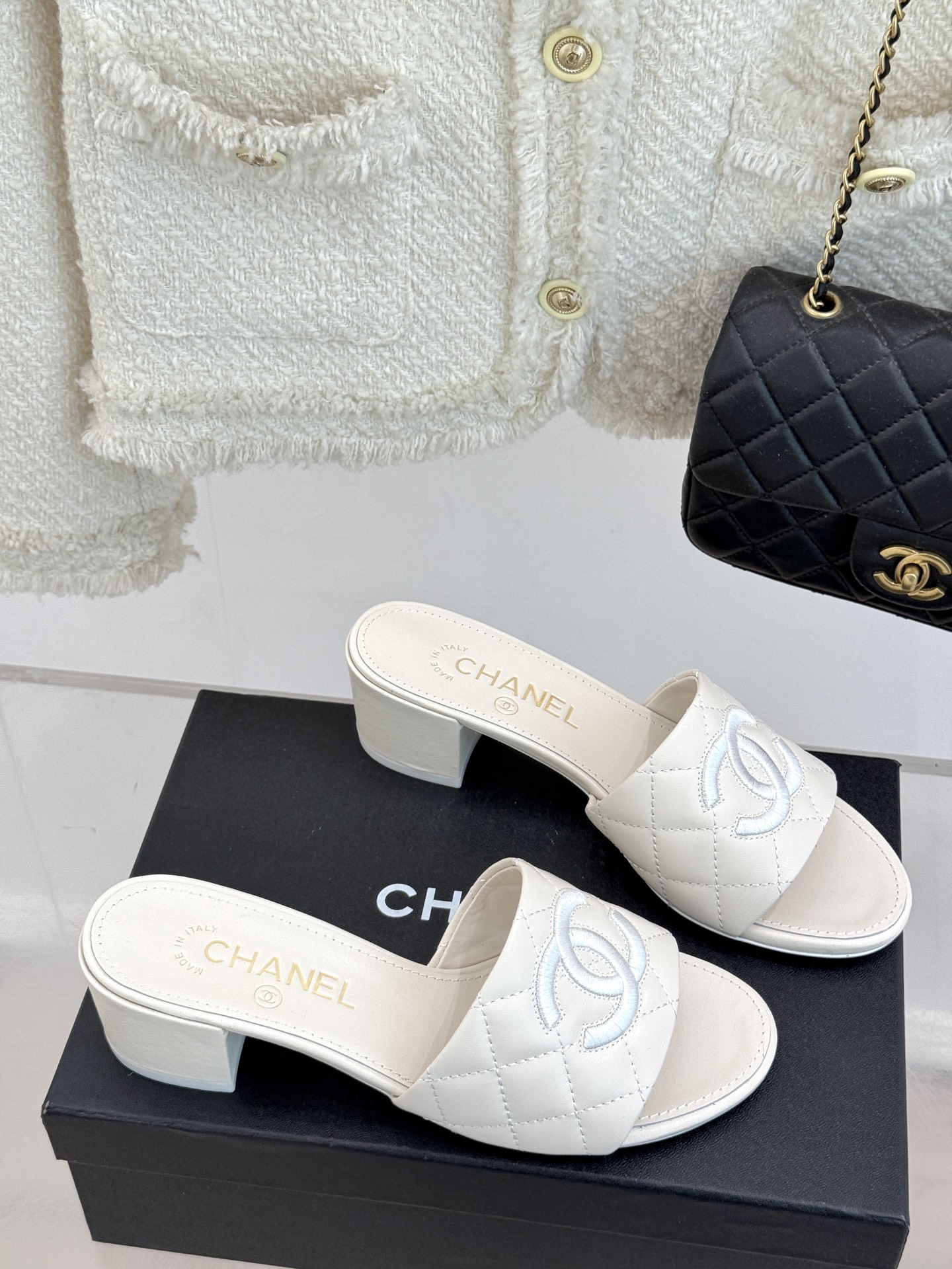 
CHANE*｜小香25。春夏新品
菱格电绣双C拖鞋
菱格粗线搭配经典双C电绣
 为整体造型增添了高级感