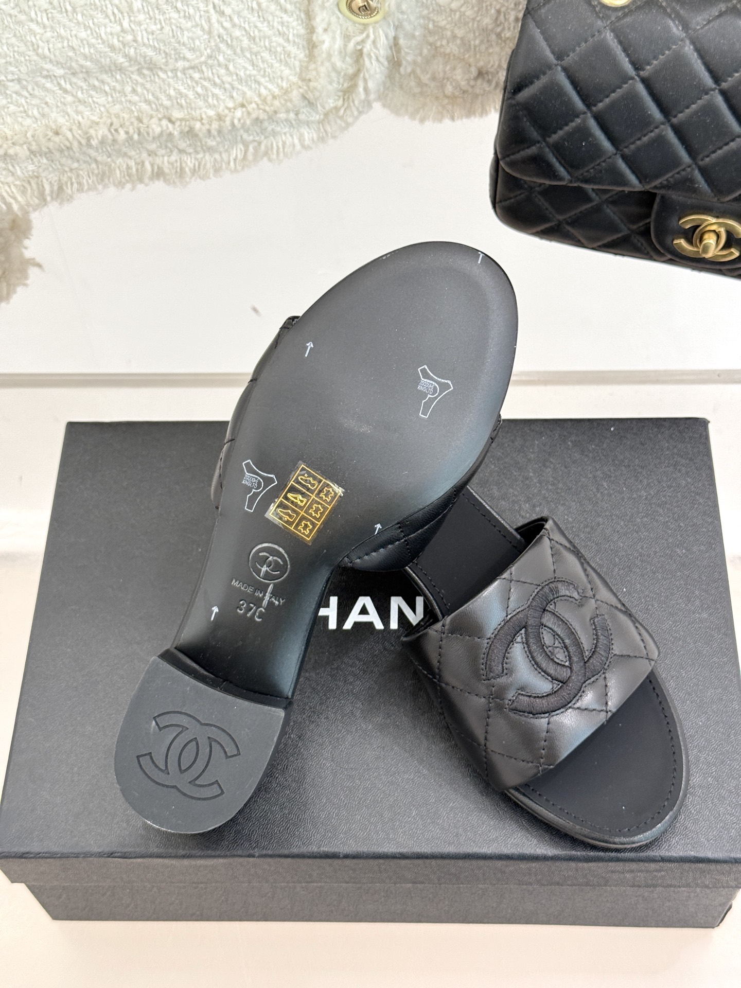 
CHANE*｜小香25。春夏新品
菱格电绣双C拖鞋
菱格粗线搭配经典双C电绣
 为整体造型增添了高级感