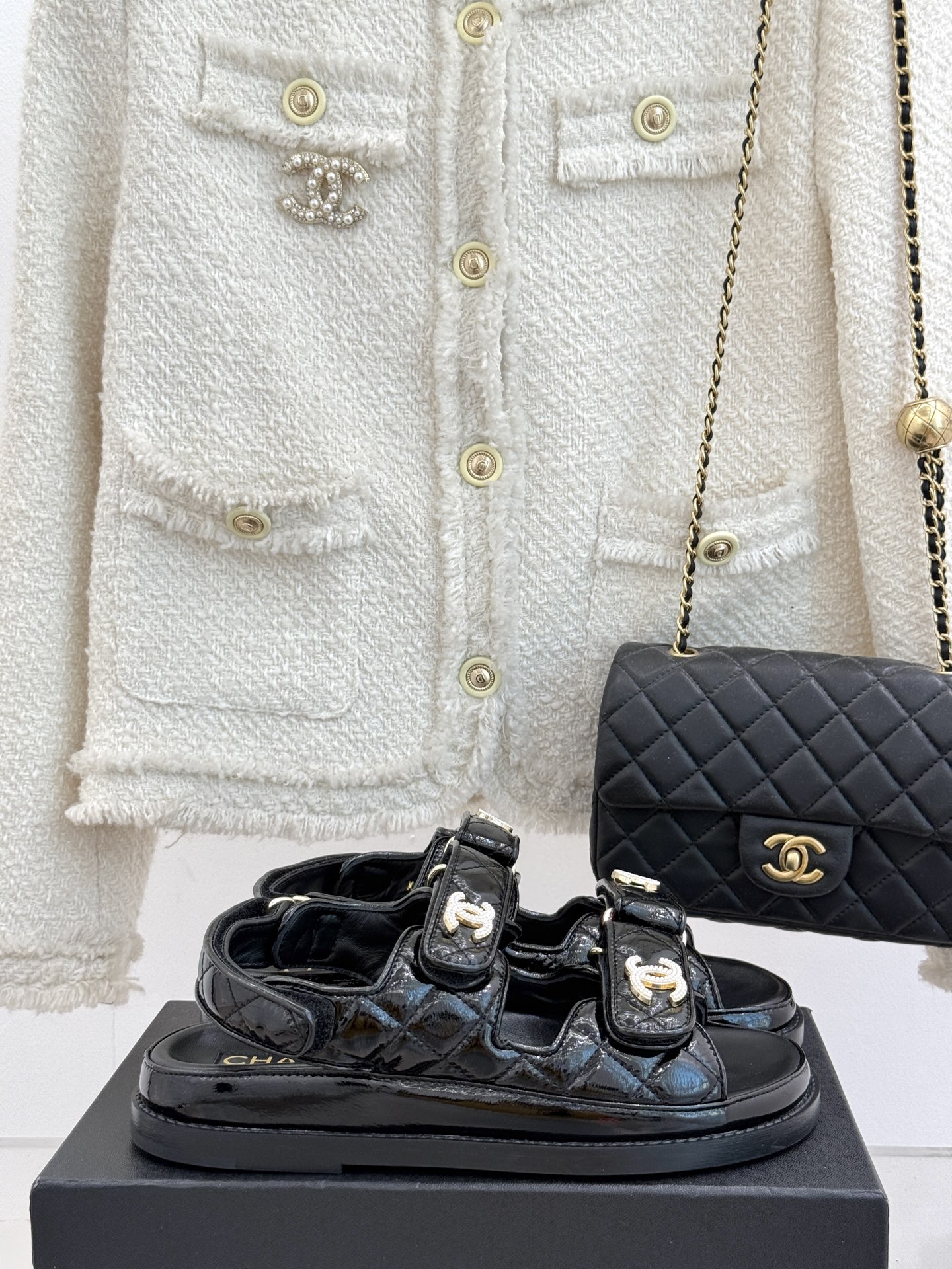 NO:256147,Slippers, sandals, leather sole 30 CHANE* ｜Xiaoxiang classic spring and summer double C Velcro beach sandals Xiang grandma has to be popular every year. This series is a magical tool for matching. Almost everyone in celebrities has a pair of classics. It is worthy of the thousands of years of classics. It will be a new color every year. It looks very good with various socks. Simple and stylish. The double Velcro design is easy to adjust the wear. It is paired with beautiful fairy skirts. Especially this spring and summer French floral skirt. It is super stylish with short T-shorts. It not only has a high-end feel but also adds points to temperament. The best choice for liking casual style. The upper is made of original custom leather. The inner is imported sheepskin. The sole imported Italian cowhide is  Size 35-39 (customized by 40/41), slippers sandals, chanel, sandals, slippers, skirts, shorts, cowhide, sheepskin, socks19860909拖鞋 凉鞋 皮底30 CHANE* ｜小香经典春夏双C 魔术贴沙滩凉鞋 香奶奶每年都必须要火爆一场的款式 这一系列真是搭配神器 明星网红几乎人手一双  不愧万年经典 每年都会出新色 搭配各种袜子特别好看 简单有格调 双魔术贴设计方便调节穿着 搭配美美的仙女裙 尤其是今年春夏的法式碎花裙 搭配短T短裤超有范儿 不仅有高级感更能为气质加分 喜欢休闲风的最佳选择 鞋面采用原版定制皮料 内里采用进口羊皮 大底意大利进口牛皮大底 码数35-39（40/41定制）,拖鞋凉鞋,chanel,sandals,slippers,skirts,shorts,cowhide,sheepskin,socks,Women's Shoes