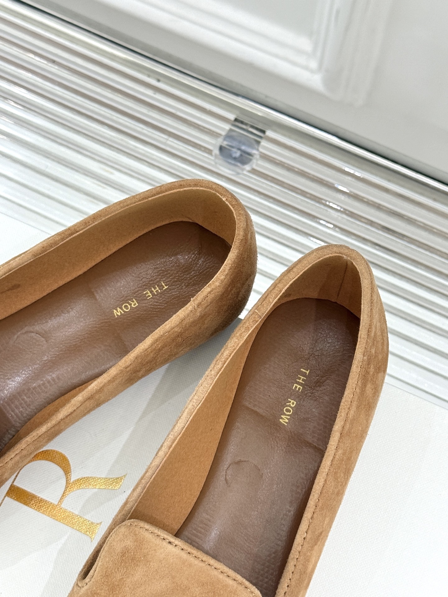 
The row25s春夏新品复古
乐福鞋
极简主义的设计风格
上脚超级显瘦又舒适
日常随心搭配裙子 
