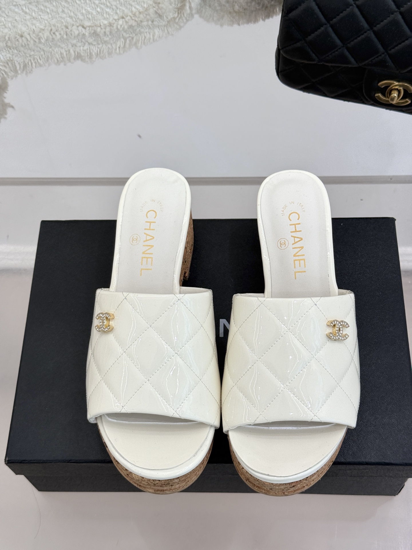 
CHANE* ｜小香25。春夏新品
麻绳菱格厚底坡跟凉鞋
经典菱格搭配木底元素 彰显高级
厚底在拉长腿