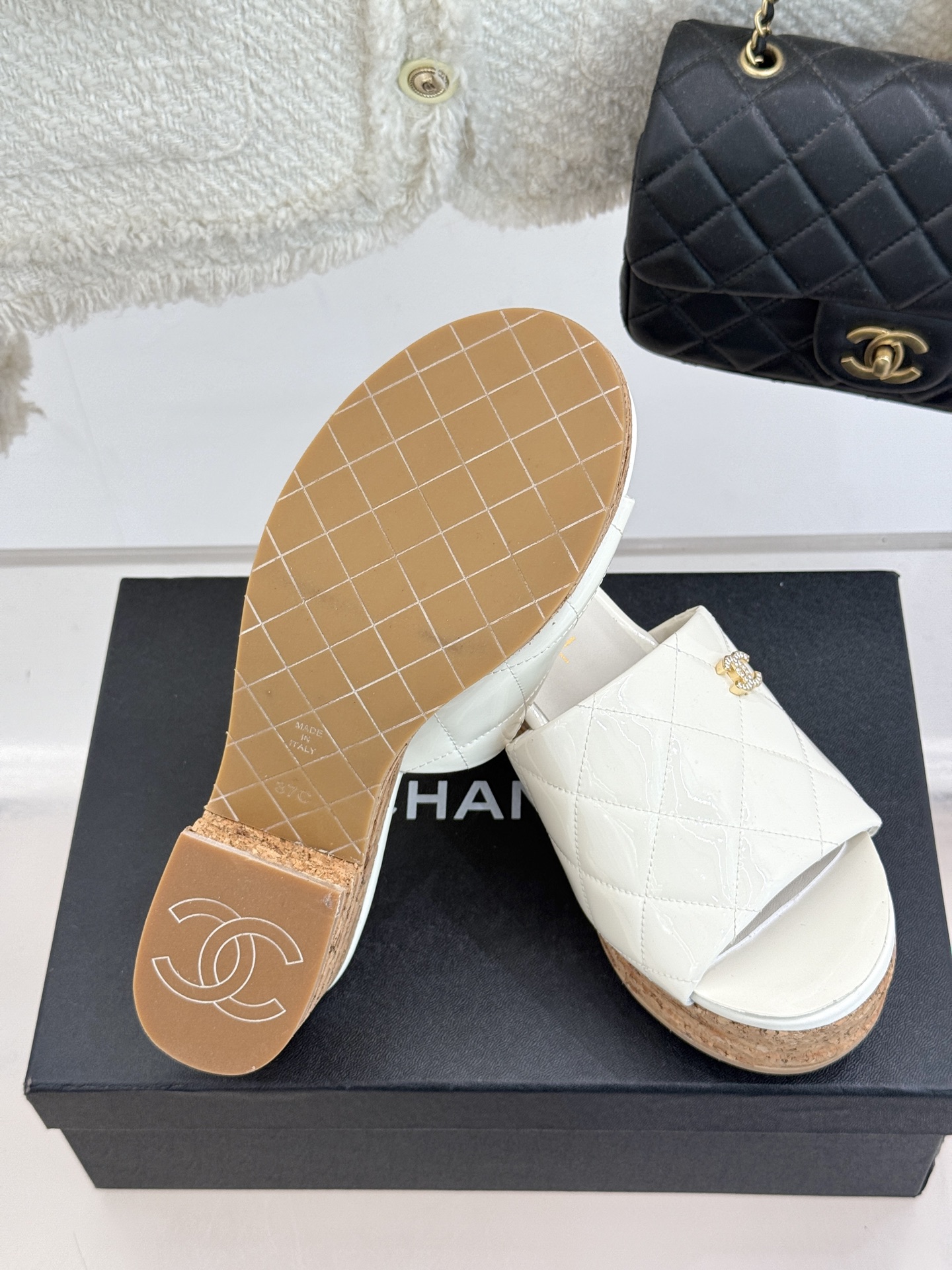 
CHANE* ｜小香25。春夏新品
麻绳菱格厚底坡跟凉鞋
经典菱格搭配木底元素 彰显高级
厚底在拉长腿