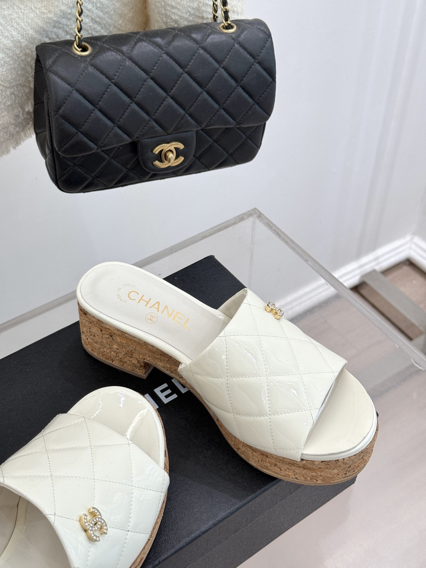 
CHANE* ｜小香25。春夏新品
麻绳菱格厚底坡跟凉鞋
经典菱格搭配木底元素 彰显高级
厚底在拉长腿