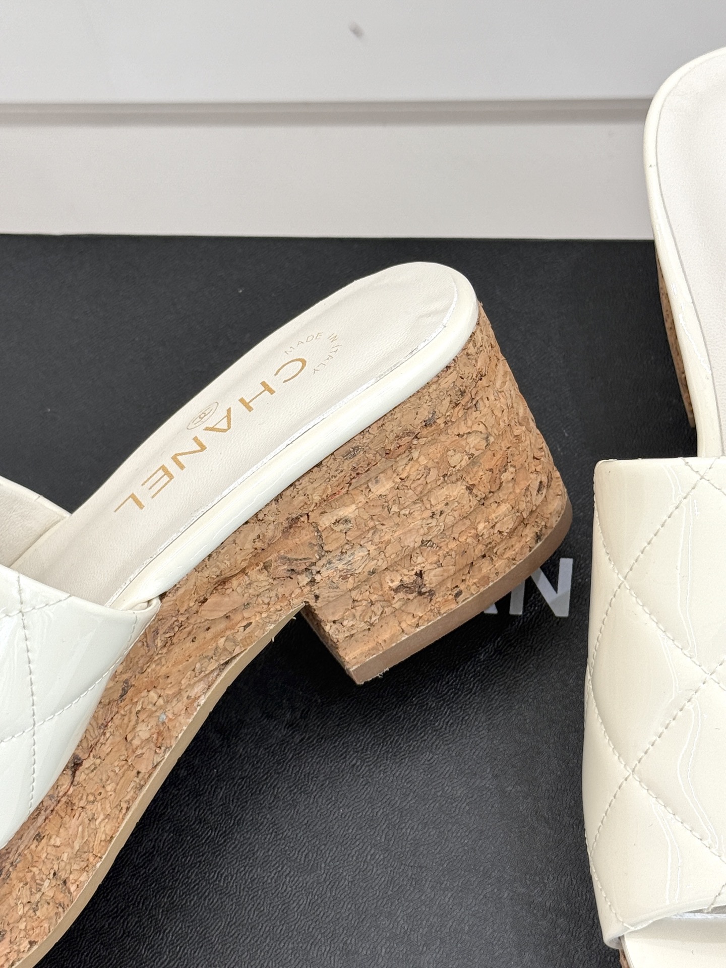 
CHANE* ｜小香25。春夏新品
麻绳菱格厚底坡跟凉鞋
经典菱格搭配木底元素 彰显高级
厚底在拉长腿