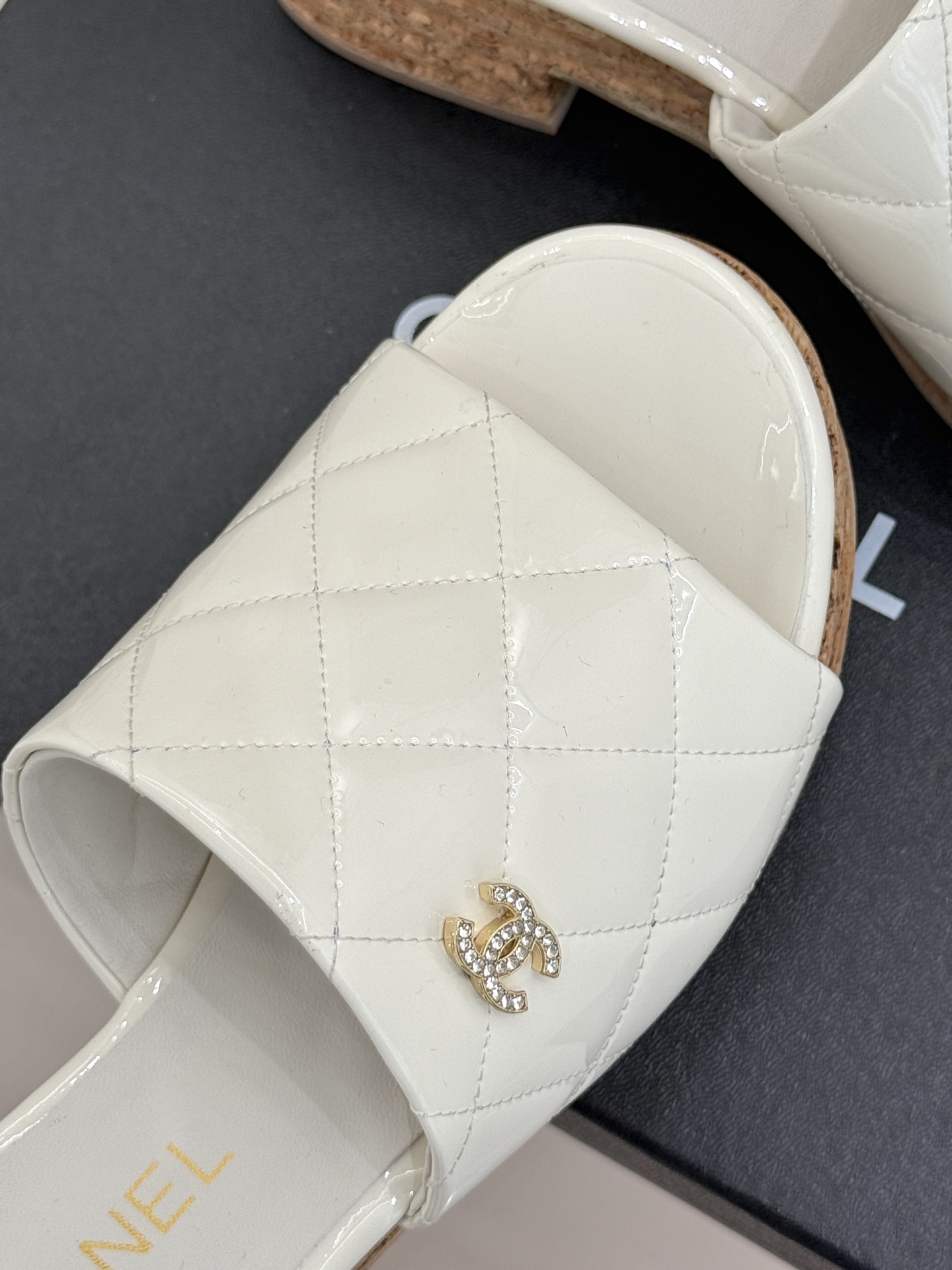 
CHANE* ｜小香25。春夏新品
麻绳菱格厚底坡跟凉鞋
经典菱格搭配木底元素 彰显高级
厚底在拉长腿