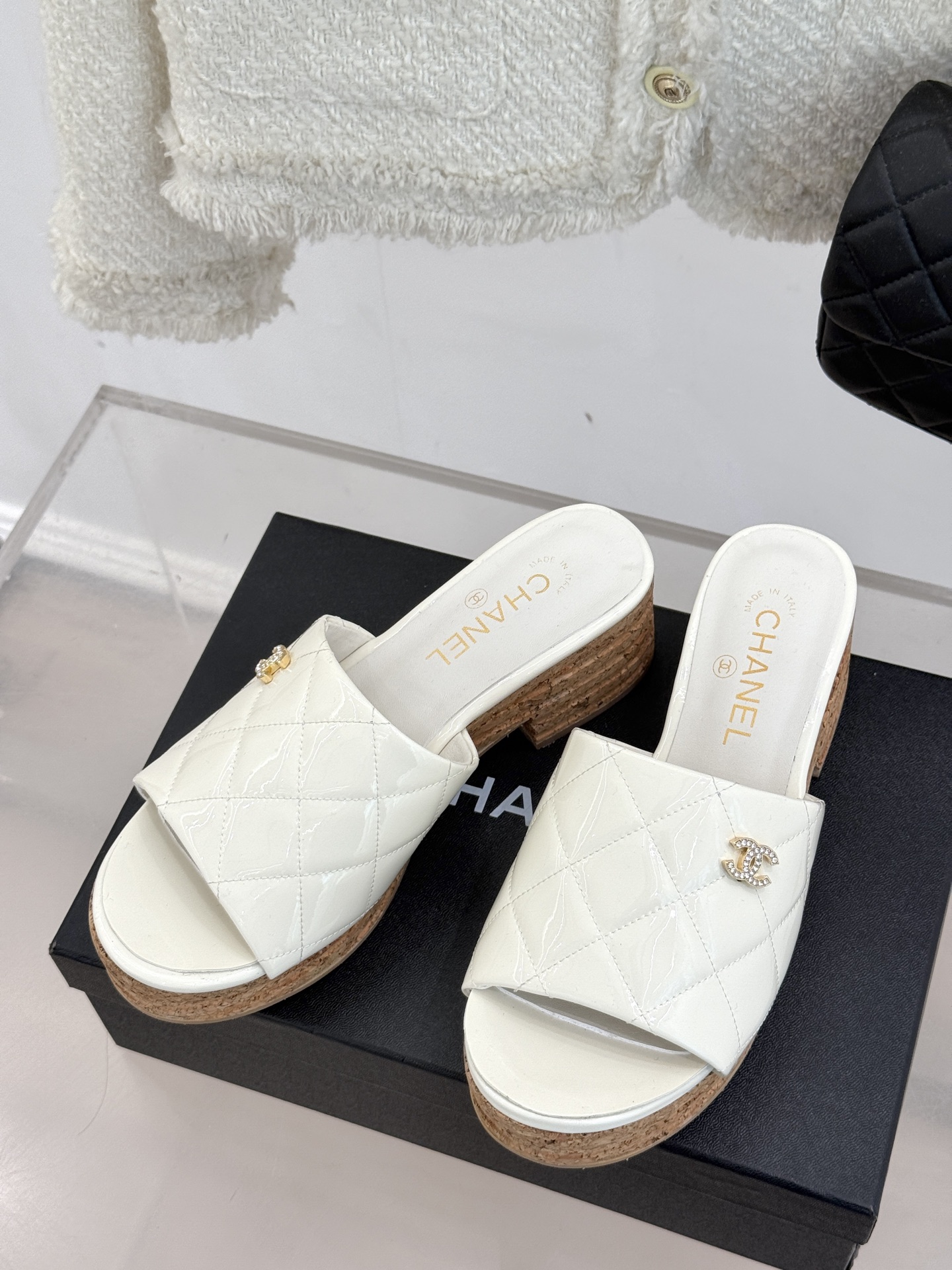 
CHANE* ｜小香25。春夏新品
麻绳菱格厚底坡跟凉鞋
经典菱格搭配木底元素 彰显高级
厚底在拉长腿