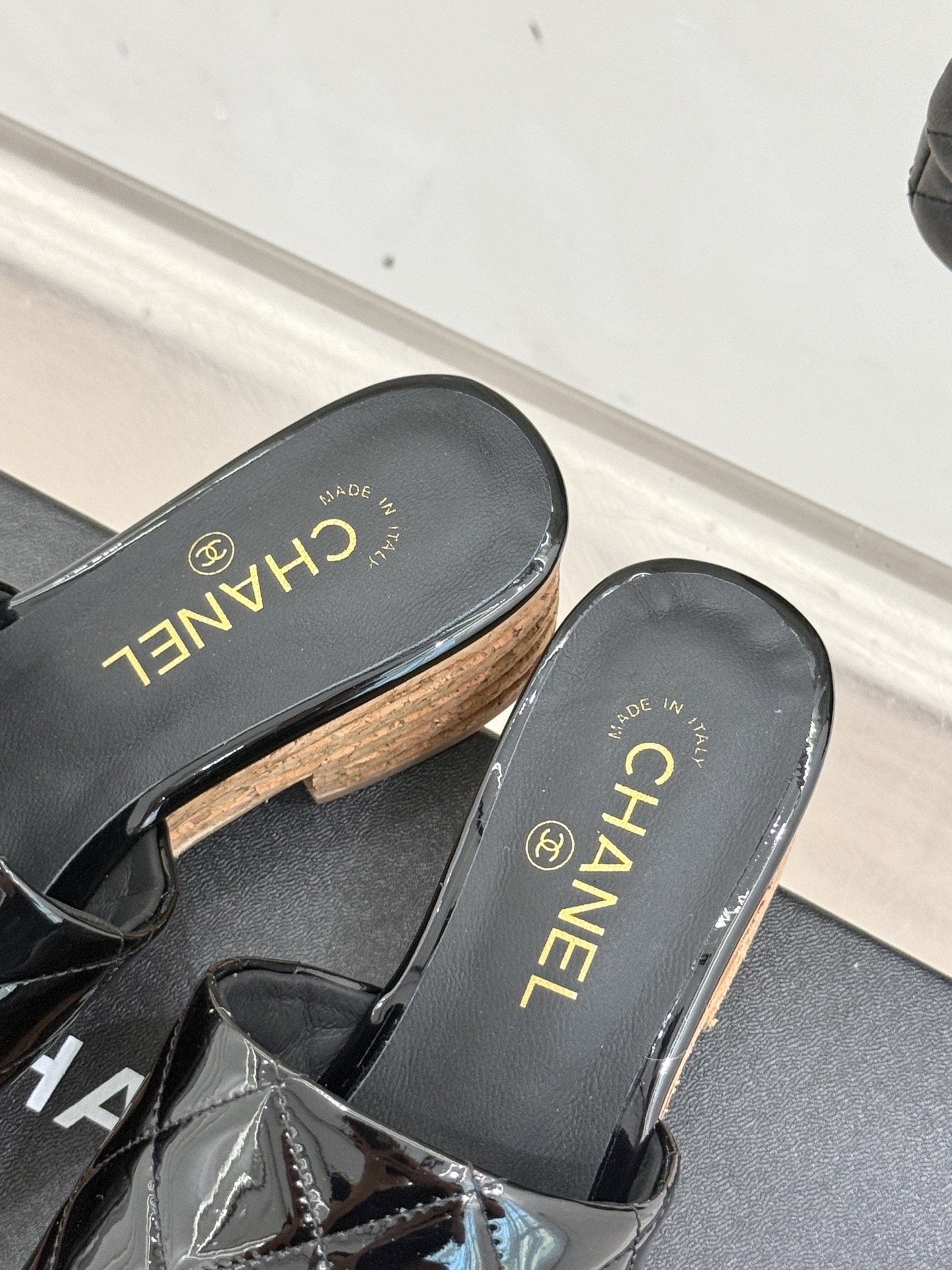
CHANE* ｜小香25。春夏新品
麻绳菱格厚底坡跟凉鞋
经典菱格搭配木底元素 彰显高级
厚底在拉长腿